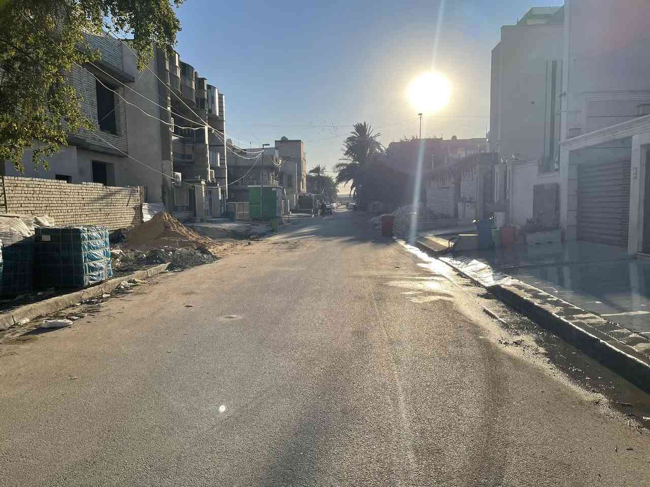 للبيع دار مسلح بناء ٢٠١٤ جداً نظيف المساحه ٢٧٠ متر الواجهه ٩ متر والنزال ٣٠ متر يحتوي الطابق الارضي على كراج وخدمات ومطبخ واستقبال بالوجه وهول حولي وغرفتين نوم وتصعد الدرج اكو غرفة نوم تابع للطابق الارضي والدرج يصعدك للسطح 
الطابق الثاني نظام شقتين الدرج خارحي من الكراج تصعدله تحتوي كل شقه على مطبخ واستقبال وغرفة نوم وخدمات ودرج تصعد للسطح الموقع شارع فلسطين محله ٥٠٣ النيل مدخل التربيه المقابل اريدو ثالث فرع عاليسار فرع عريض وهادئ والحلوه انو مقابل البيت فرع عريض 

للاتصال *********** او *********** شركة الخيمه للعقار السعر عالخاص راسلني لو تتصل
