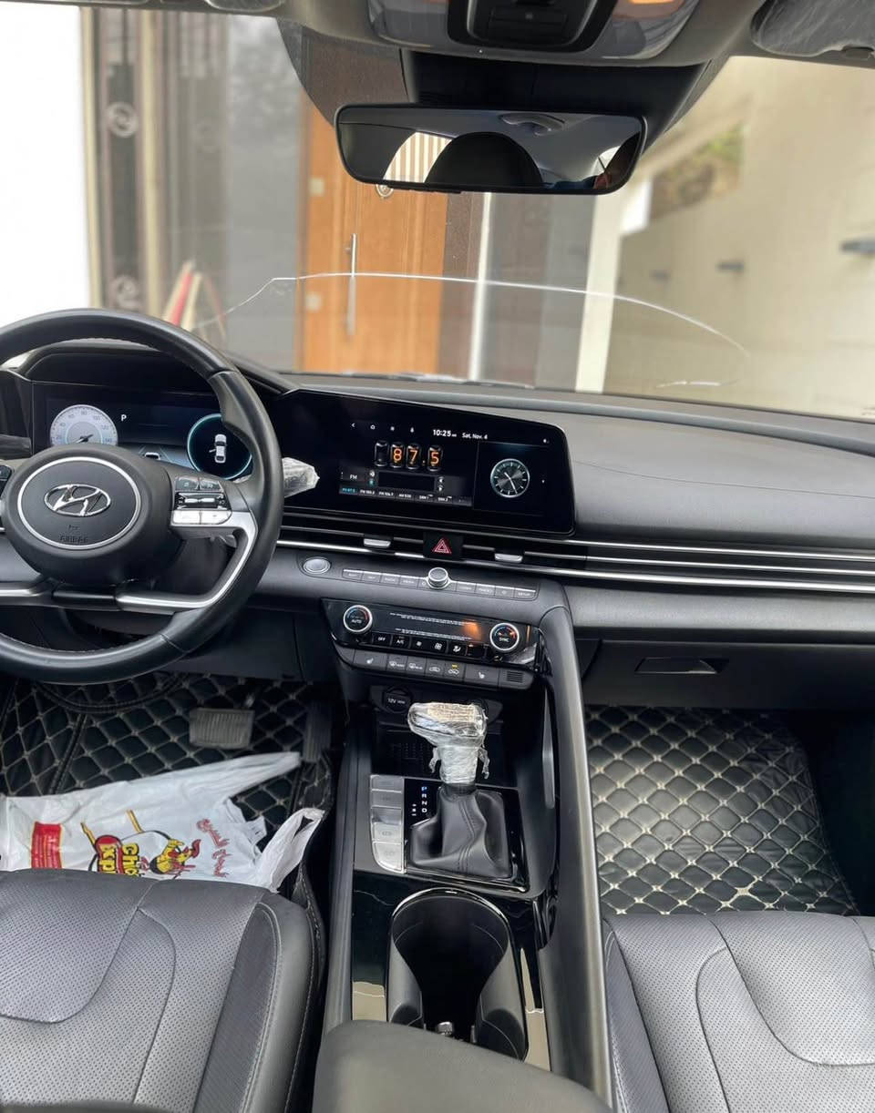 النترا لمتد 2021 فول مواصفات 
ماشيه 81 الف قابله للزياده 

 ناقل الحركة: IVT أوتوماتيك متطور لسلاسة عالية في القيادة.
• نظام القيادة: عدة وضعيات قيادة (Drive Mode) تشمل (Smart, Eco, Sport).

• الإضاءة: طقم مصابيح كامل LED (عالي وناصي) مع الإضاءة الخلفية المتصلة المميزة.

• الفتحة: فتحة سقف كهربائية.
•

• الشاشات: شاشة عدادات ديجيتال بالكامل 10.25 بوصة + شاشة لمس وسطية 10.25 بوصة تدعم الملاحة (Navigation).
• النظام الصوتي: نظام صوتي فاخر من شركة Bose بـ 8 سماعات.
• المقاعد: جلد طبيعي فاخر مع خاصية التدفئة (حسب المواصفات المتوفرة).
• الإضاءة الداخلية: إضاءة محيطية (Ambient Light) بـ 64 لوناً قابلة للتحكم.
• التكنولوجيا: دعم كامل لنظام Apple CarPlay و Android Auto + شاحن لاسلكي للهاتف.
🛡️ أنظمة الأمان والسلامة (SmartSense):
• الرادار: رادار أمامي لتجنب التصادم مع مكابح طوارئ.
• تثبيت السرعة: كروز كنترول ذكي (تفاعلي) يحافظ على المسافة.
• المسار: نظام الحفاظ على المسار والتحذير من الخروج عنه.
• النقاط العمياء: تنبيه النقاط العمياء في المرايا الجانبية.
• الحساسات: كاميرا خلفية مع حساسات ركن أمامية وخلفية.

الضرر -؛ جامليغ وبنيد الايمن والباب الخلفي وقليل جدا من جامليغ الخلفي و اماكن بارد قليله 

السعر 135 ورقه 
للاستفسار 
*********** بغداد, العراق
