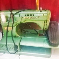 مكينة خياطة للبيع نوع Husqvarnaمكينه سويديه كلشي بيها شغال بس نقص قايش...