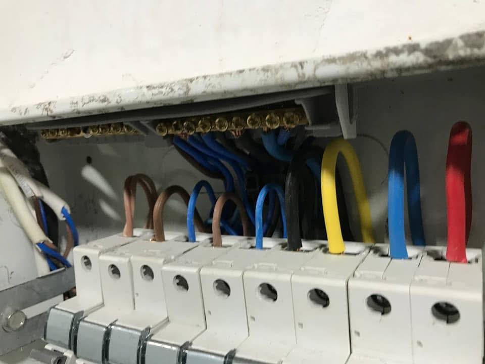 لأن تأسيس الكهرباء هو "شريان" البيت نحن نضع خبرة سنين طويلة بين أيديكم. نحن لا نمد أسلاكاً فقط، بل نصمم شبكة كهربائية آمنة، منظمة، ومطابقة للمواصفات الهندسية.
لماذا تختارنا؟
• ✅ توزيع أحمال دقيق يمنع المشاكل في الصيف.

• ✅ ترتيب فني داخل البوردات يسهل عليك الصيانة مستقبلاً.

• ✅ التزام تام بالمواعيد ودقة في التنفيذ.

•✅ اسعارنا التنافسية التي تناسب جميع طبقات المجتمع .

📍 مستعدون لتأسيس (الدور، الشقق، المجمعات، والمحلات) في كافة مناطق بغداد وضواحيها.
📞 للاستفسار والحجز: [***********] يوجد واتساب
