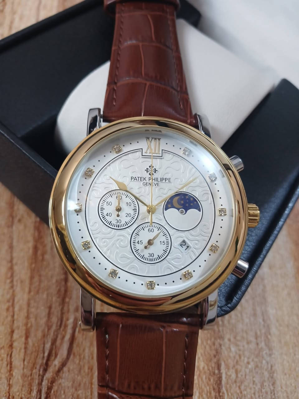 ساعه باله باتيك فيليب  طلعتلي بهذا الشكل متوفره قطعه وحده فقط
قطرها 50
السعر 37 الف مع التوصيل بالعافيه الي ياخذها 
الماركة: باتيك فيليب (Patek Philippe Geneve).
التصميم: تتميز بميناء (وجه ساعة) أبيض مزخرف بنقوش بارزة، مع علامات ساعات مرصعة بقطع تشبه الألماس.
الوظائف:
كرونوغراف (Chronograph): تحتوي على موانئ فرعية لقياس الوقت (ستوب وتش).
مراحل القمر (Moon Phase): نافذة تظهر شكل القمر.
التاريخ: نافذة صغيرة لعرض التاريخ 
السوار: حزام من الجلد الطبيعي باللون البني ونقشة جلد التمساح.
الإطار: إطار معدني بلون ذهبي مع أزرار جانبية للتحكم في وظائف الكرونوغراف.  
تابعني دئمن انشر ساعات قديمه وجديده


**إذا كنت صاحب هذا الإعلان وتريد حذفه لأي سبب، رجاءا أرسل رسالة إلى الدعم الفني**