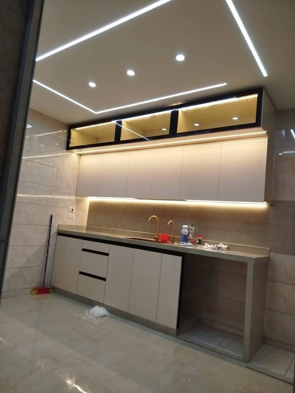 ✨ تنفيذ سقوف وديكورات عصرية بأعلى جودة ✨
إذا تحلم ببيت عصري، راقي، وإضاءة تفرق عن الكل…
إحنا نحول فكرتك إلى واقع 👌
🔹 نقدّم خدمات متكاملة من البداية للنهاية
✔️ تصميم ثلاثي الأبعاد (3D) قبل التنفيذ
✔️ سقوف ثانوية (جبسن بورد – لايت لاين – مخفي)
✔️ ديكورات جدران حديثة (خشب، مرايا، بدائل الرخام)
✔️ مطابخ عصرية بإضاءة احترافية
✔️ صالات، غرف نوم، مداخل، شقق ومحلات
✔️ تنفيذ نظيف + التزام بالوقت
💡 ليش تختارنا؟
✔️ شغل دقيق ولمسة فخامة
✔️ مواد أصلية وجودة عالية
✔️ تنفيذ حسب ذوقك وميزانيتك
✔️ تشوف التصميم وتوافق عليه قبل التنفيذ
📍 العنوان: بابل – شارع 60
📞 اتصال / واتساب: ***********
📩 راسلنا الآن وخلي بيتك يحچي عن ذوقك ✨
.
.
.
.
.
..
.
.
.
#ديكورات
#سقوف_ثانوية
#جبسن_بورد
#لايت_لاين
#ديكور_عراقي
#تشطيب_فلل
#تشطيب_شقق
#ديكورات_حديثة
#بابل
