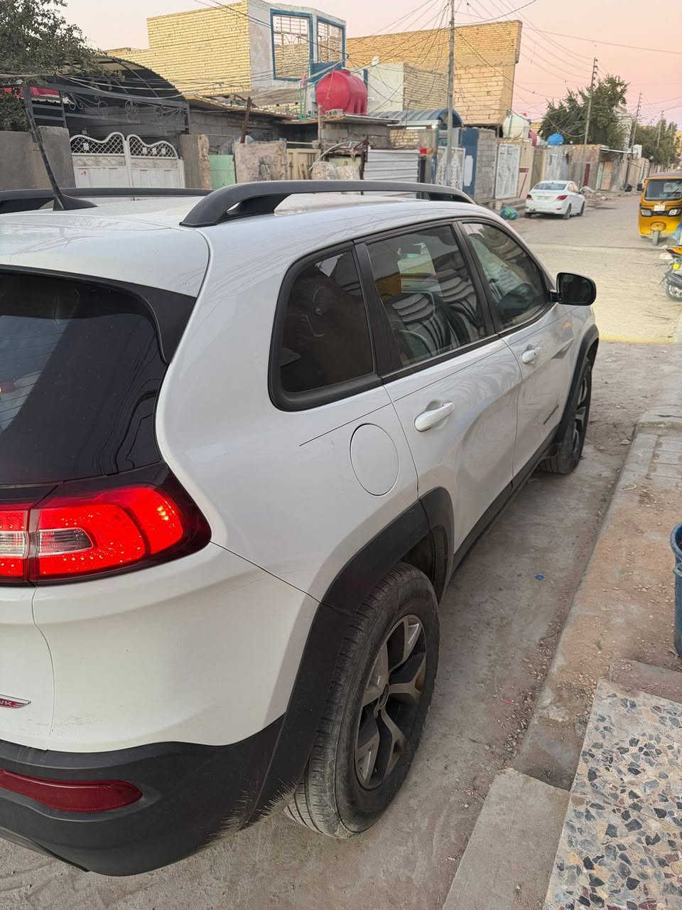 سلام عليكم جيب كراند شيروكي ترأيل هوك موديل 2017
سيارة فول الفول واحد علة واحد 
كشنات جلد  تدفئة تبريد بل كشنات 
والكرسي السايق كهرباء +حضن 
حساسات ورة كدام 
شاشة كبيرة 
نضام اوتو ستوب 
منضومة عدسات 
بلاك ادشن  تجي كتبات اسود ويل اسود 
جنطة كهرباء+شفط 
تشغيل عن بعد 
بصمة 
جامات اتو 
تحكم ستيرن 
طبعن سيارة بلا حادث حادثهة غرق نسبت ٣٠/١٠٠ وبيهة ضربة بل عراق بخشمي البنيد ومصلحة راجعة بلاد 
وذا تحب تفاصيل اكثر ادخل خاص او نتصل علة الرقم
***********
