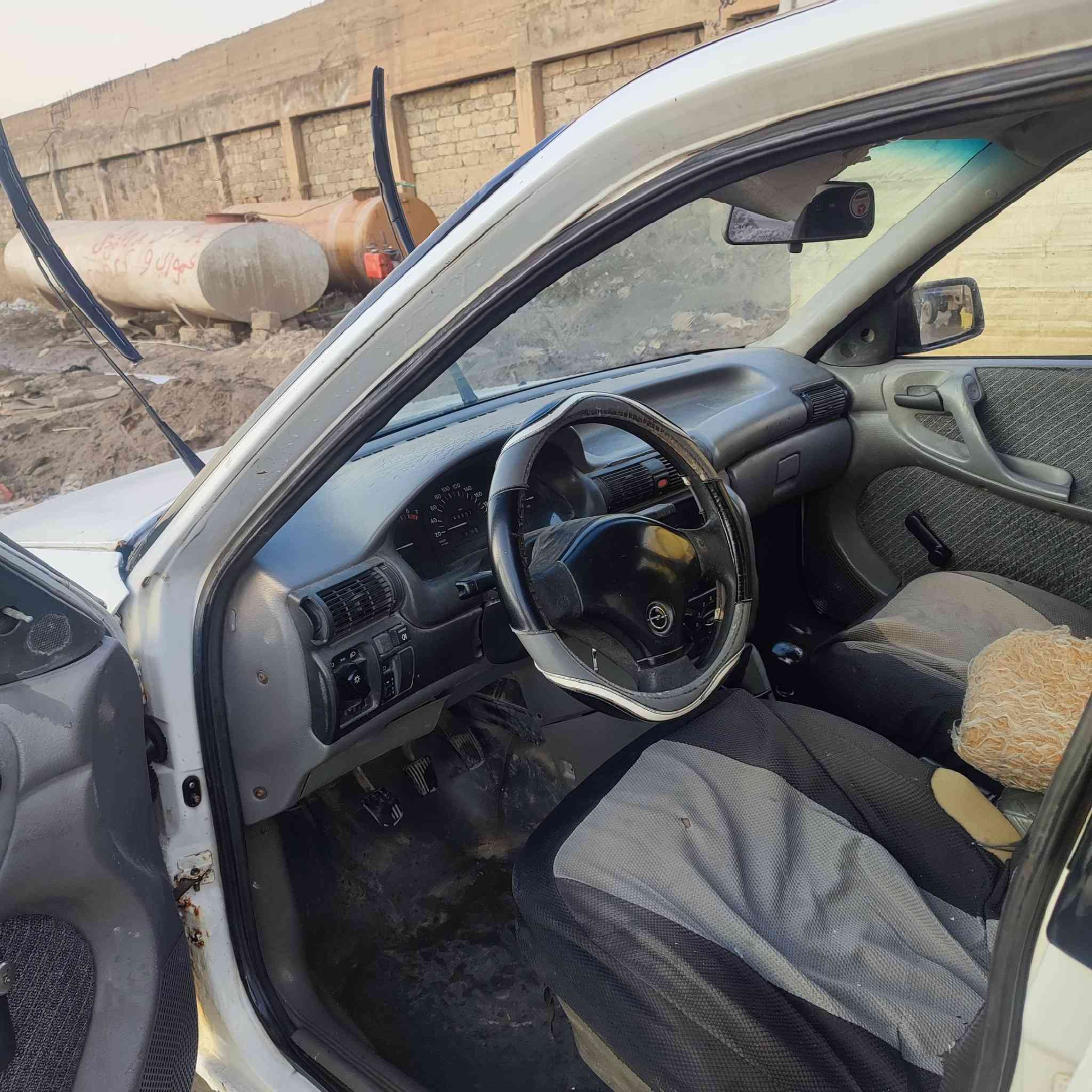 استرا موديل 93 حجم 16
رقم انبار 
السنوية جديدة باسمي 
بيها مكانات صبغ 
السعر 38 
الجانب الأيمن 
***********
