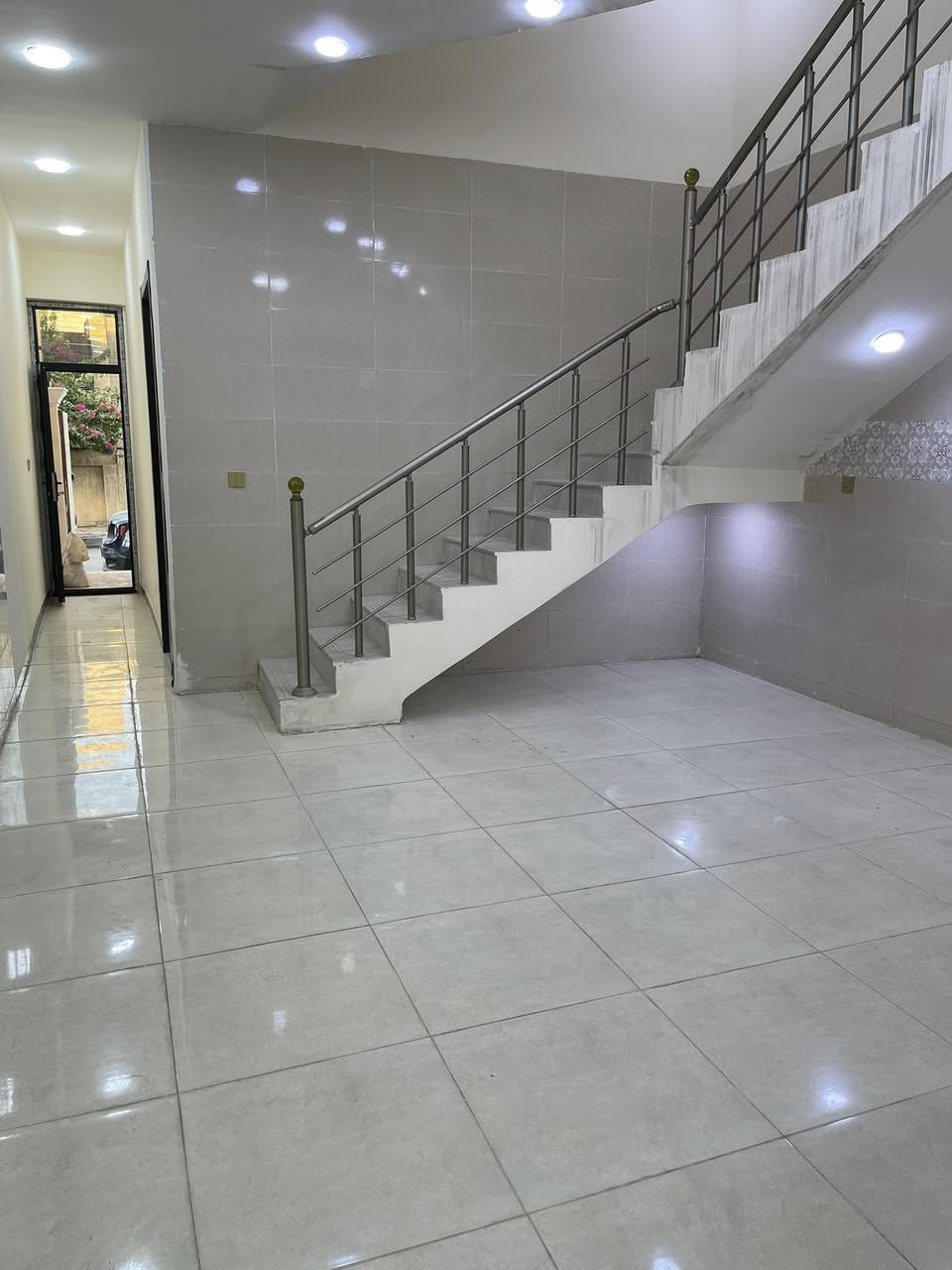 السلام عليكم   /مكتب الحداثة
الدار للبيع   المساحه 100 متر 5*20   عدد البيوت 2🏠🏠

يحتوي على استقبال ومطيخ حار + بارد 

ويحتوي على صحيات عدد 2 

وثلاث غرف نوم 3🛏️

ويحتوي على سطحين امامي وخلفي ومخزن في الطابق الثالث 

موقع البيوت  🏠 (المخابرات)

ملاحضة/ اي استفسار مراجعه مكتب الحداثة الموقع ديوان مخابرات شارع ٦٠ 

الستفسار على الرقم 
***********
***********
***********
