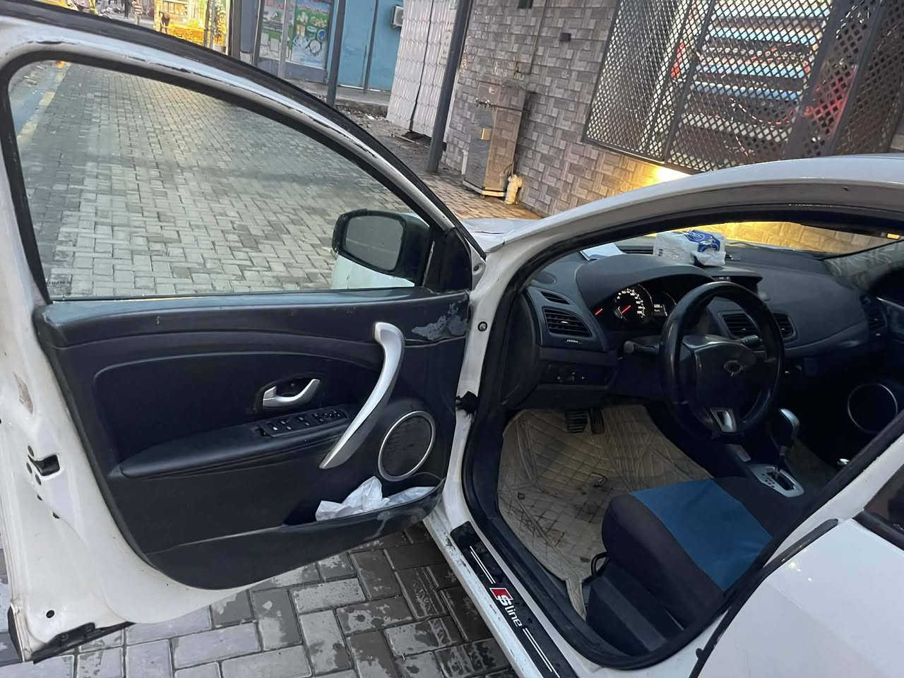 السلام عليكم
رينو فلوانس 2013 للبيع او مراوس
بيها كم قطعه صبغ ابيع صبغ عام
محرك جديد مال قصة
تايرات نظيفه باتري جديد رقم نينوى 
رقم الهاتف ***********
السعر 47
