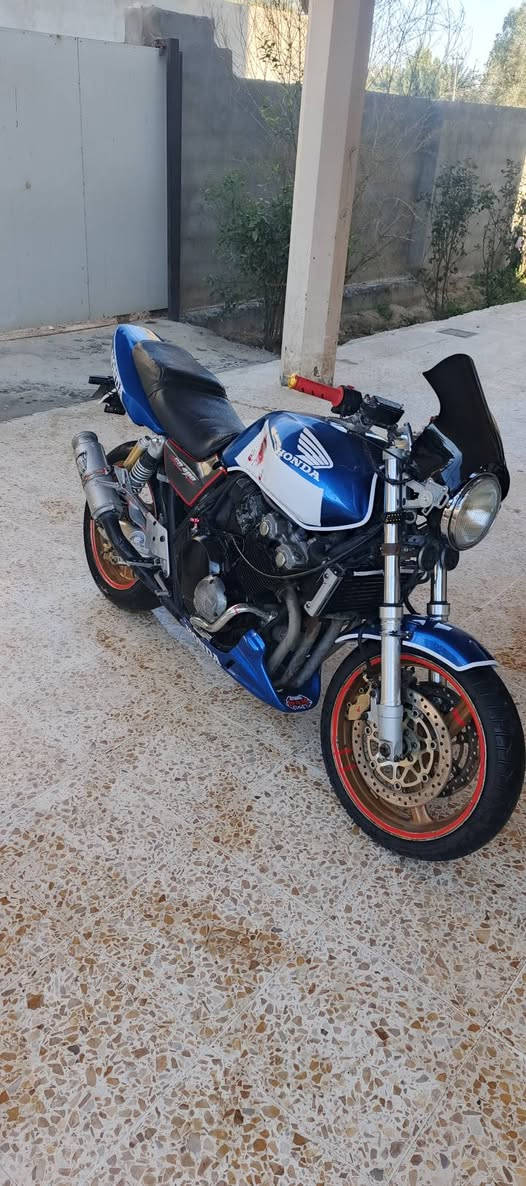 سلام عليكم للبيع سيبي فور هايبر ١٦ ولف دراجه كامله مكمله 
لا خربطه ولا نضوح ولا صوت تراي وين ما يعجبك شلعه تهبل مكان دراجه ديالى شهربان رقم ***********
