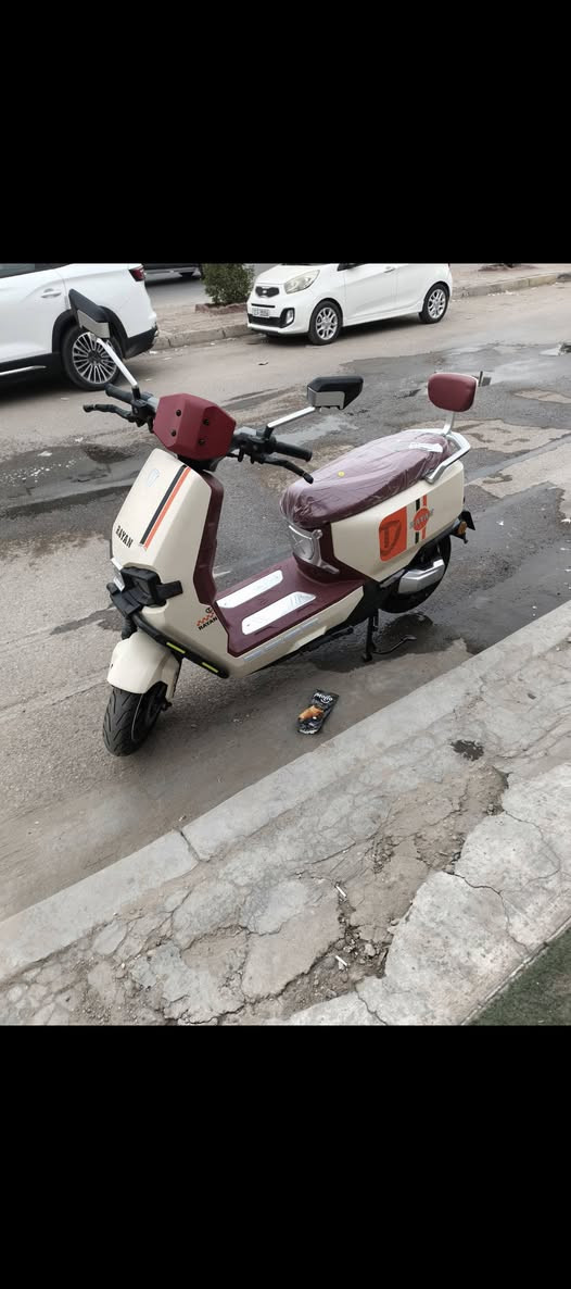 دراجه شحن الريان للبيع الدراجه جديده جدا يعني اخذته او طلعت بيه كلش قليل اوياه جادر و اوياه خوذه السعر مليون و ١٠٠  للاستفسار ***********
