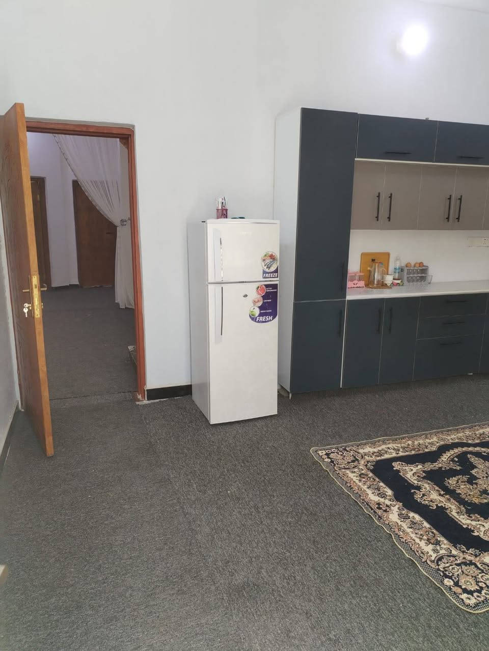 بيت للبيع المساحه 200م البناء بلوك وعكاده يحتوي ع إستقبال ومطبخ وصاله وغرفتين وصحيات داخليه
وخارجيه الموقع بين الشطره والغراف ع الشارع العام مقابيل الطاقه ويباع مع الاثاث
للاستفسار اتصلو ع الرقم ***********
