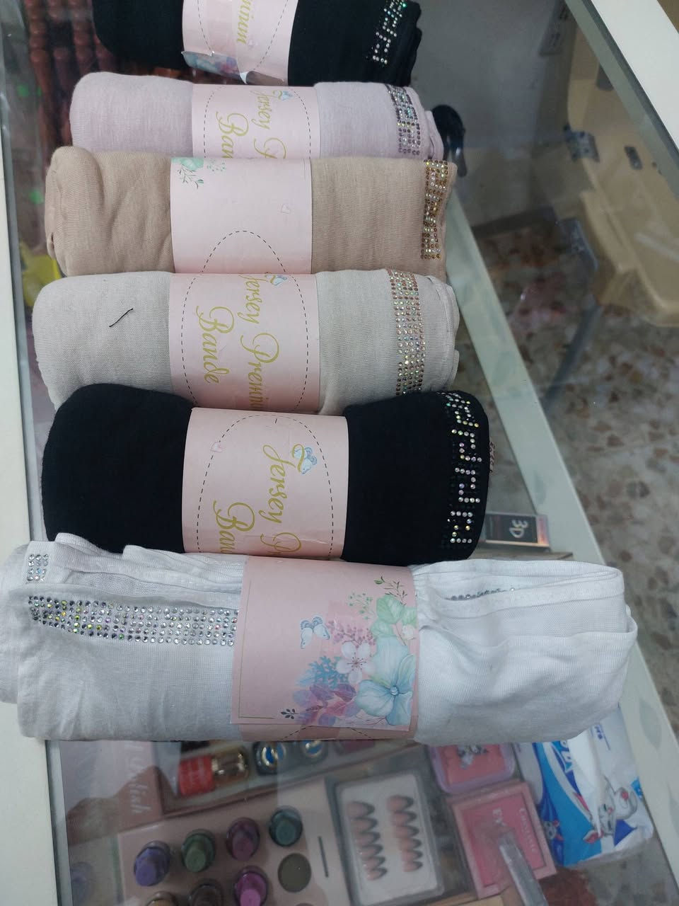 ✨ وصلتنا تشكيلة جديدة ✨
🔹 شيلة فانيلة دبل ستريج
متوفرة بنوعين:
💎 بستراس – نقشة جميلة ولمعة ناعمة تضيف فخامة للإطلالة
🌸 بدون ستراس – ناعمة وبسيطة تناسب اللبس اليومي
✔️ خامة لطيفة ومريحة
✔️ ألوان حلوة ومتنوعة
✔️ مناسبة لكل الأذواق
📍 متوفرة الآن في
حجابات وكوزمتك الهادي  
📍 العنوان: بابل – الحلة – البكرلي
الفرع المجاور لمدرسة بردى
📞 واتساب: ***********
🌷 أهلاً وسهلاً بكم، نورتونا 🌷
