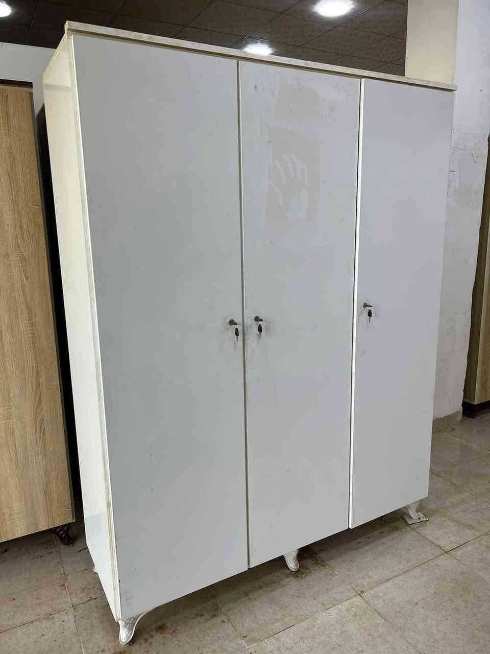 معرض صلاح آلدين للأثاث المنزلي للجمله والمفرد 
وصول وجبه جديده 
كنتور تركي 2باب 3باب مع ميز تواليت وبوفيه فراش 
خشب Mdf بلوك شغل موصل درجه اولى. 
***********
العنوان تكريت الزهور مقابل كليه تربيه البنآت مجاور تانكي المآء قرب غصن الزيتون وتساب ***********
