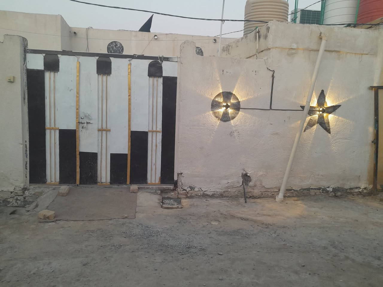 بيت البيع المساحة 250متر البيت زراعي قرب الصفاء مال الرفاعي قريب على الشارع العام البيت جاهز السكن غرفتين وستقبال ومطبخ وصحيات وصالة البيت جديد رقم ***********
