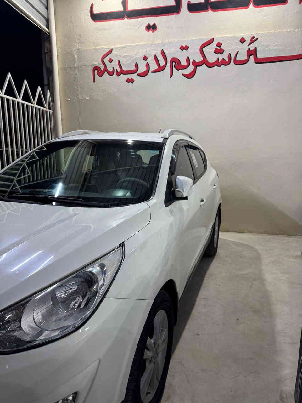 السلام عليكم سياره توسان للبيع موديل 2010 بدون ضرر  بدون صبغ سياره جديده بمعنه الكلمه محرك مامفتوح تواير جدد السياره احلى من الصور السعر 140 وبيها مجال تواصل *********** فقط وتساب مفتوح
