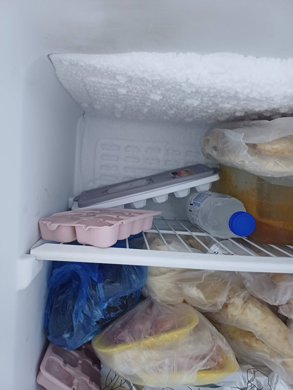 ثلاجه للبيع السعره ١٤٠ الف مالبيت تجميده خير من الله عنواني بغداد حي القاهره هاتف ***********
