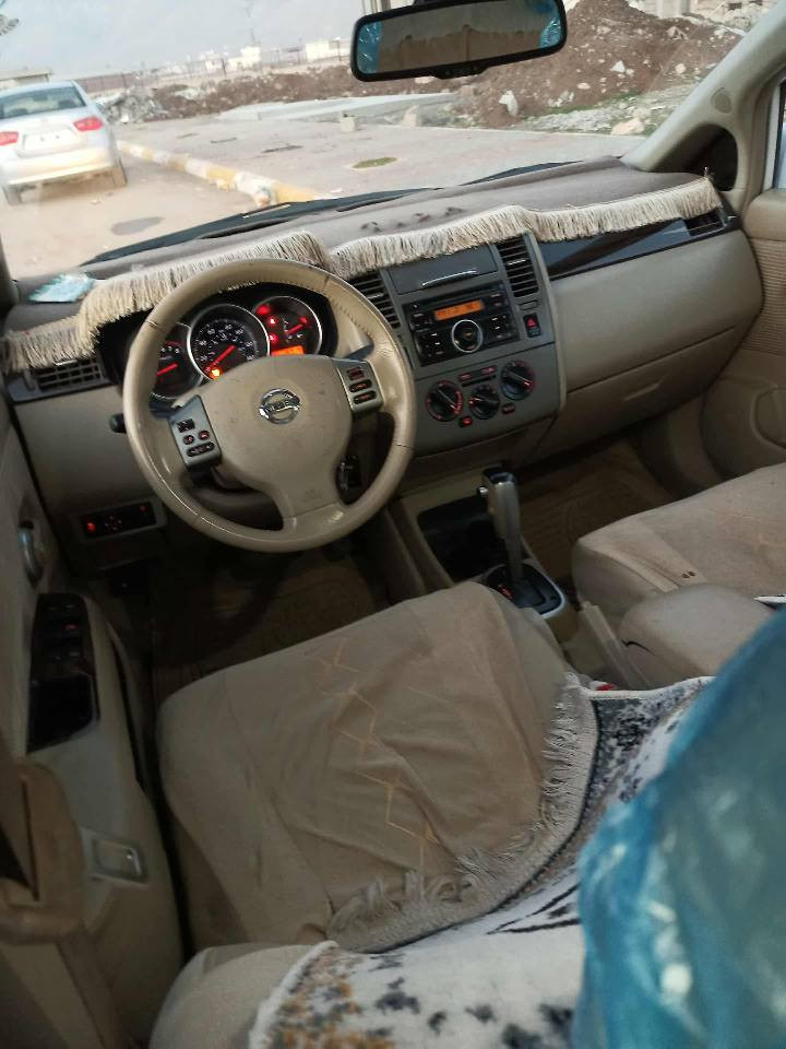 نیسان ڤێرسای مۆدیل  2011 مواسفات ناو زەرد بەسمەیە و  دەرگاشی بەسمە سنەوی نوێیە  سێ پارچەو پەڵەیەکی بۆیاخە نرخـــی 93 گـــــەڵا کــــــەمێک مـــــەجال   نـــــاونیشان ڕانیـە
ژ:م خاوەنەکەی *********** رانية, السليمانية
