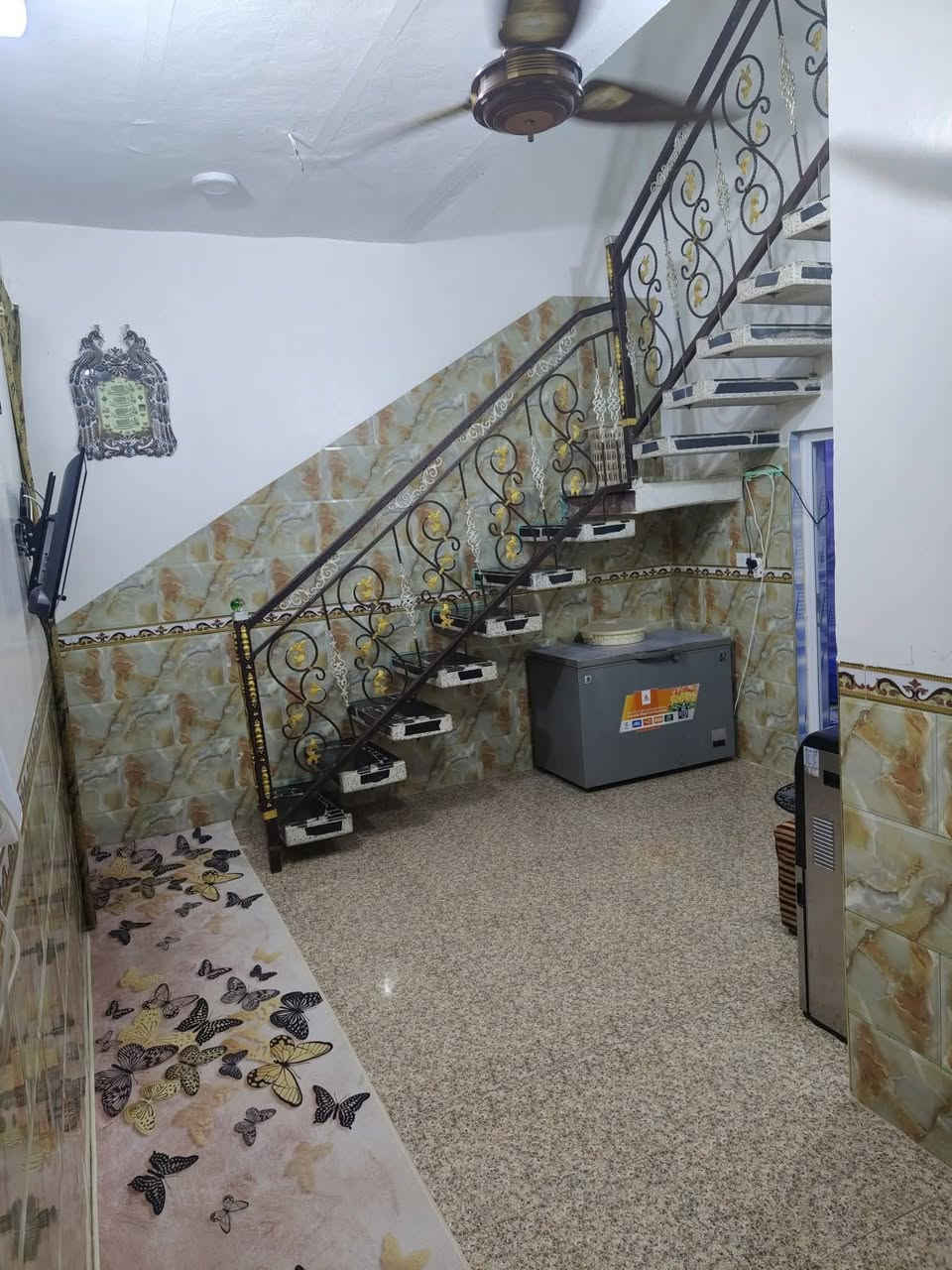 السلام عليكم بيت للبيع طابو زراعي سند 25 // 100 متر خدمات كامله تبليط بالباب  بناء درجه اولى بي استقبال وصاله وغرفه ومطبخ صحيات داخليه صحيات خارجيه ستاره بيتونه صطح فرشي البيت كامل على 24 حبايه العنوان وره الكراج الجديد طريق يا حسين قرب المجمع السكني السعر 37 وبي مجال الاستفسار *********** بي واتساب
