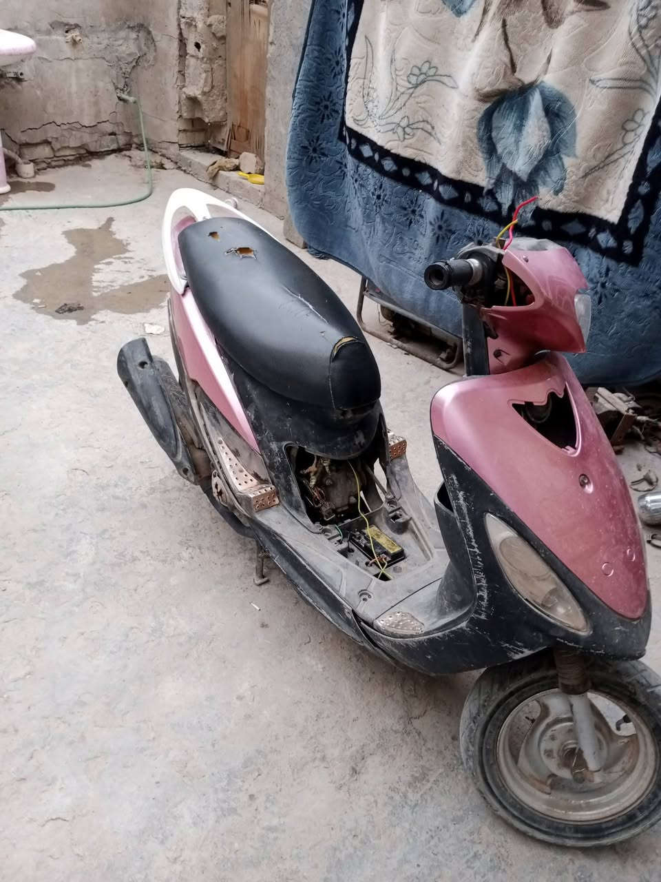 سلام عليكم دراجه للبيع تشتغل بس اتاخر بل تشغيل ابيع كوم حديد ابيع طافيه قيم بلي يرظه بي الله أو بيك خير ودلل أو إذا اكو مراوس عادي اطيب فرق مكاني بغداد الكماليه قرب المشتل رقم الهاتف ***********
