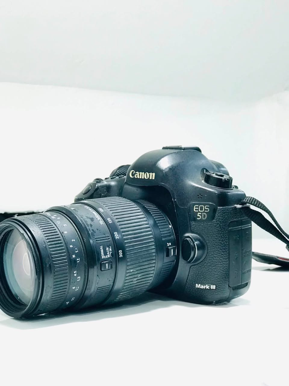 للبيع
كامره كانون 5d mark3

ملحقاتها

 عدسه سيكما 70-300

شاحنه

بطاريه

رام 64GB

السعر 700 وبيهه مجال للشراي يدلل عليه 

المو شراي لا يتعبني ولا يعلق

للاستفسار اكثر على الخاص او اتصل على الرقم ***********
