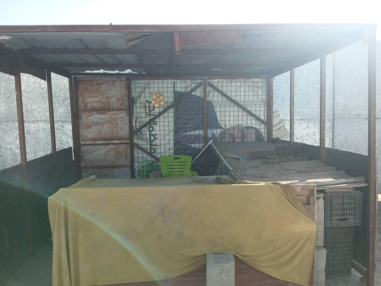 مرخصه مدير الكروب   سقفيه للبيع ***********
خاص موجود سعر ٢٥٠ وبيه مجال

كامله مع ملحقات صفاحيات خشب تكدر تشدهن وصير محل
