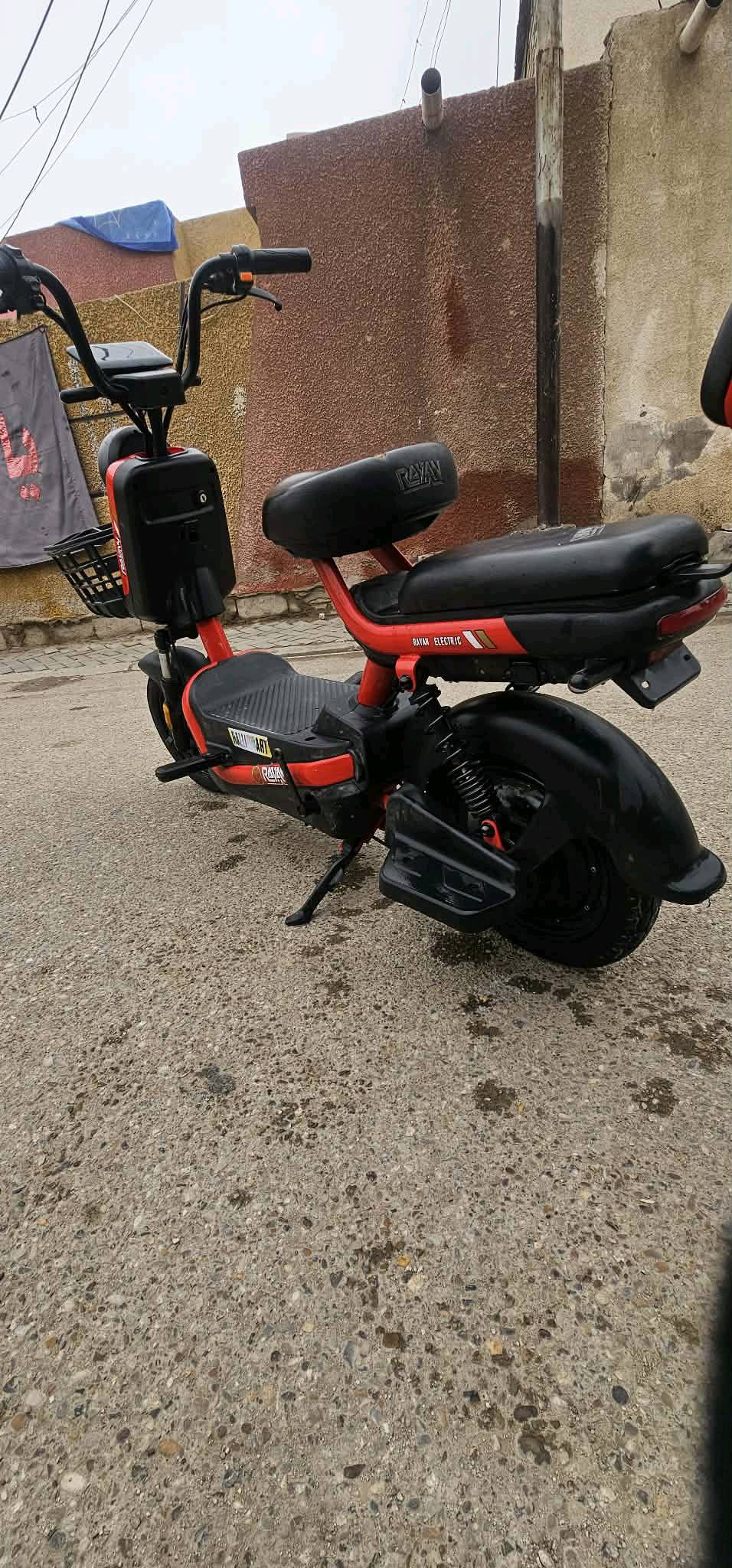 السلام عليكم دراجة شحن الريان نضافة 100/80 كاملة ملحقات بسعر 300 وبيها مجال العنوان حي النصر شارع المستوصف 
