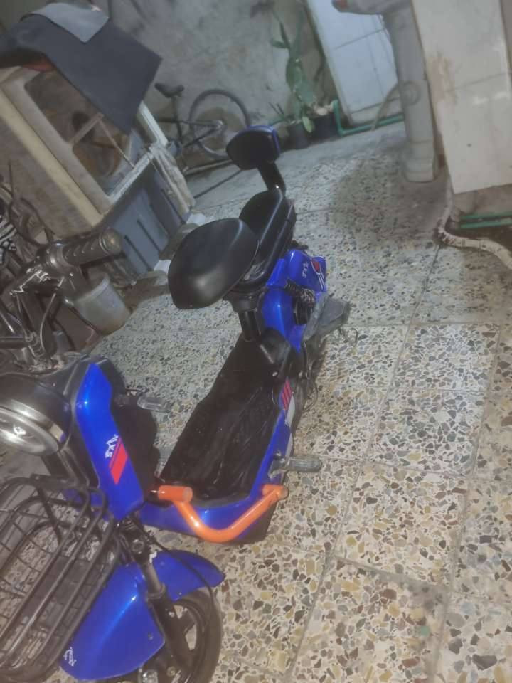 سلام عليكم عندي دراجه لبيع دراجه حلوه و نضيفة وتمشي 60 بس امانة الله بس الشاشة ما تشتغل والهورن و الباقي كلشي  شغال الله شاهد اريدها ب 300 وبيها مجال  ورقم هاتف *********** وبي واتساب و اليجي أنشأ لله ما أقصر وياه المكان حي ارو يم جامع الفردوس و سلامتكم
