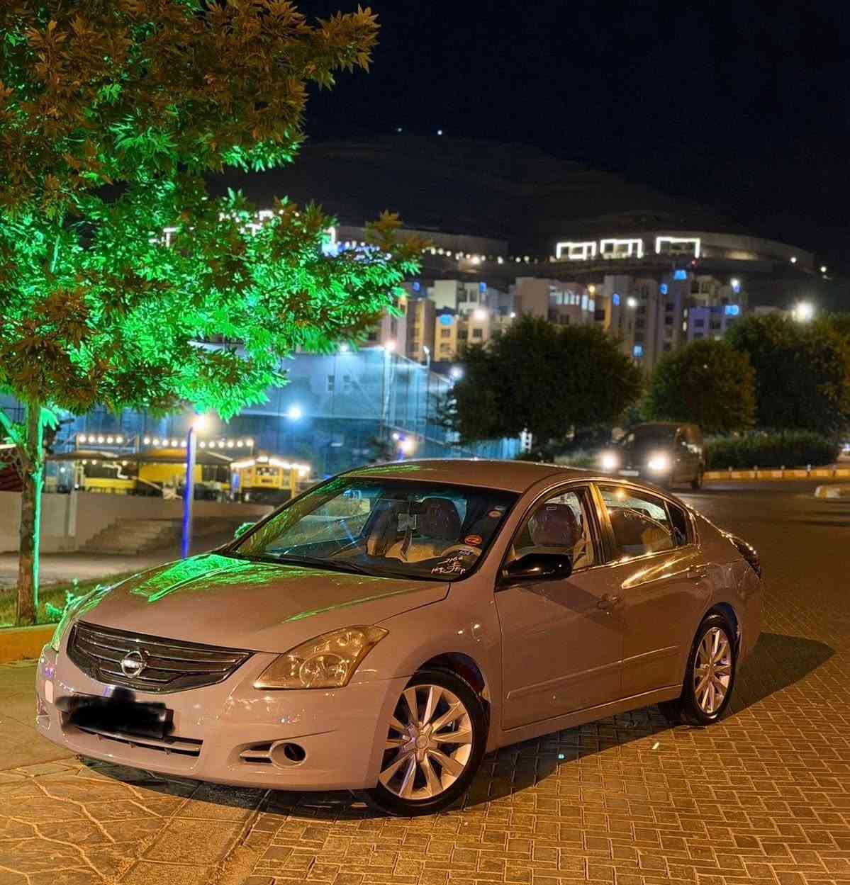 ئاڵتیما ٢٠١٢ سە یارە کە زۆر تازە و جوانە داعمی هیچ نیە هە مو گیانی بە شە رت ڕە نگی چیمە نتۆیی تایە و ویلی ئە زێرا گێڕو مە کینە ی بە شە رت گێر ئۆتۆماتیکە  سعری ٧٦ گە لا ***********
