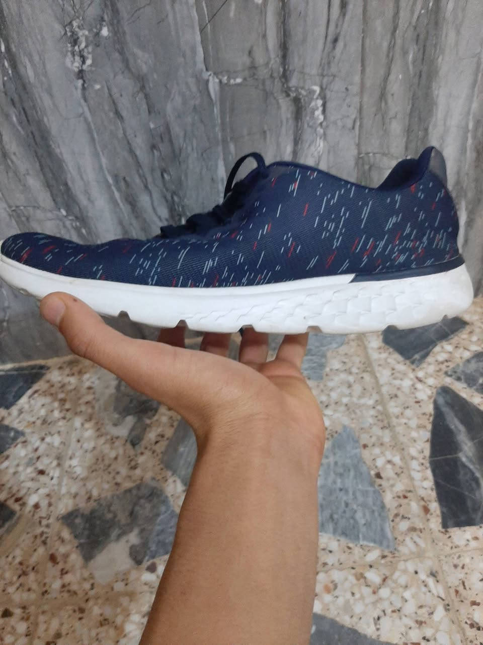 حذاء سكيتشرز أصلي بحالة الوكالة (Skechers GO RUN Consistent)

​للبيع حذاء رياضي أصلي 100% من ماركة سكيتشرز العالمية. هذا الإصدار ينتمي للفئة الاحترافية GO RUN المصممة خصيصاً لتحمل الاستخدام الشاق وتوفير دعم فائق للمفاصل والركبة أثناء المشي الطويل أو الجري

​

​الحذاء خفيف الوزن بشكل ملحوظ ومريح للمشي يفيد الرياضيين والي توجعة رجلة ب المشي 

​مواصفات وتفاصيل القطعة:

​الماركة والموديل: Skechers GO RUN Consistent (أصلي 100%).

​الحالة: نظيف جداً ومعدل بحالة الوكالة ، النعل والحواف البيضاء نظيفة تماماً، القماش والفرشة الداخلية بحالتها الأصلية وبدون أي عيوب أو شقوق

​القياس: 40.

​المميزات: وزن خفيف جداً، تكنولوجيا امتصاص الصدمات لحماية الركبة، ومزود بفتحة خلفية لسهولة الارتداء والخلع السريع.

​تفاصيل السعر والشحن

​السعر المعروض: 75 ألف دينار وبي مجال

​للتواصل والطلب: يرجى المراسلة عبر الرسائل الخاصة او التواصل على الرقم واتساب موجود
***********
