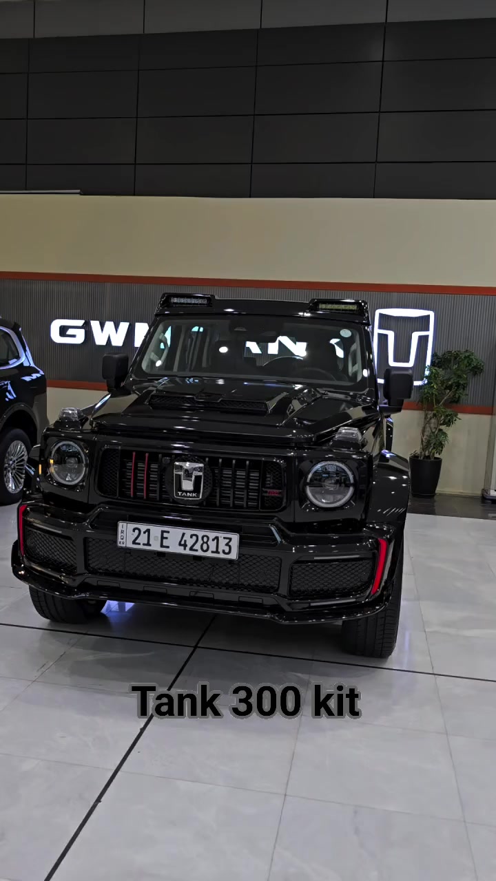 🚙 للبيع – GWM TANK 300
موديل 2024 | إصدار نادر جداً بالعراق

SUV فخمة بطابع أوف رود قوي ، تجمع بين الهيبة ، التكنولوجيا الحديثة ، والندرة بالسوق العراقي.

لون أسود ملكي مع إضافات سبورت تعطي حضور قوي جداً على الشارع.

🔴 نادرة جداً داخل العراق يوجد تقريباً 5 نسخ تقريباً 

وهاي تعتبر من النسخ القليلة جداً الموجودة .

⸻

🔹 المواصفات العامة :

 • موديل 2024

 • محرك 2.0 لتر Turbo

 • 4 سلندر قوي اقتصادي بنفس الوقت

 • ناقل حركة أوتوماتيك 8 سرعات (ZF)

 • نظام دفع رباعي حقيقي 4WD

 • Low Range

 • قفل دفرنس خلفي

 • نظام اختيار وضعيات القيادة

 ( رمل – طين – صخري – ثلج – عادي )

 • نظام نزول منحدرات

 • تعليق مريح وثابت

 • ارتفاع ممتاز عن الأرض

⸻

🔹 المواصفات الخارجية:

 • لون أسود لامع مميز

 • جناح خلفي سبورت

 • سبويلر أمامي معدل

 • غطاء سبير خلفي سبورت

 • جنوط رياضية مميزة

 • رفارف عريضة سبورت

 • إضاءة LED أمامية وخلفية

 • حساسات أمامية وخلفية

 • كاميرا 360 درجة

 • مرايا كهربائية قابلة للطي

 • مظهر Boxy عضلي يخليها لافتة بأي مكان

⸻

🔹 المواصفات الداخلية :

 • شاشة وسطية كبيرة حديثة

 • شاشة عدادات ديجيتال كاملة

 • تشغيل بصمة + دخول ذكي

 • مقاعد جلد فخم

 • تحكم كهربائي بالمقاعد

 • مثبت سرعة

 • تكييف ممتاز

 • مقود متعدد الوظائف

 • نظام صوتي ممتاز

 • Apple CarPlay + Bluetooth + USB

 • أنظمة أمان كاملة (ABS – ESP – Airbags – تحذير اصطدام – تحذير مسار)

⸻

🔥 مميزات إضافية :

        •  السيارة مضروبة PDF كامل

 •  شكل قريب جداً من G-Class

 • سيارة شبابية فخمة بنفس الوقت

 • مناسبة للمدينة والسفر والبر

 • موديل حديث جداً

 • نادرة داخل العراق

 • سعرها مناسب مقارنة بندرتها ومواصفاته

⸻

💰 السعر المطلوب : 61,000,000 مليون دينار عراقي

للتواصل و الاستفسار :

‭+964 773 930 1686‬

‭+964 790 118 1465


**إذا كنت صاحب هذا الإعلان وتريد حذفه لأي سبب، رجاءا أرسل رسالة إلى الدعم الفني**