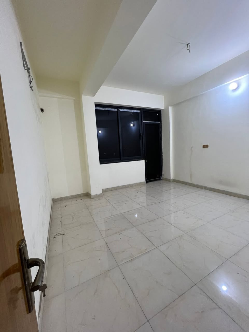 #شركة_ارض_ادم_للوساطة_العقارية 

🏠 شقة للإيجار – زيونة /محله 716بشارع مدينه العاب بغداد

🔹 التفاصيل:

✅- الطابق:الاول
✅ بالكون
✅- يوجد مصعد
✅- كهرباء 24 ساعة
✅- غرفتان + خدمات
✅- مطبخ

🔒 الأمان:

✅- نظام سكيورتي
✅- كاميرات مراقبة
✅- الإيجار للعوائل فقط

📞 للاستفسار والاتصال:

***********

***********
