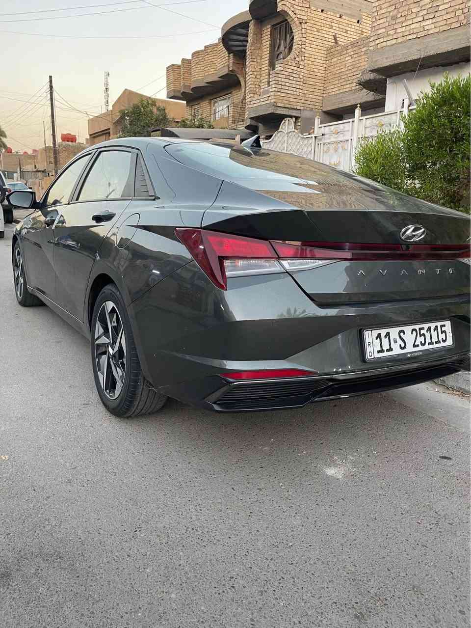 السلام عليكم 
للبيع فقط 
النترا (افانتي) 2021 هايبرد 
وارد كوري اصل الشركة الام استيراد خاص 
بدون حادث بيهه صبغ جاملغ خلفي بالعراق
 والبقيه موضحه بالسونر 

محرك كير صدر تبريد كله جديد 

رقم بغداد الجديد بأسمي 
فول مواصفات عدى الفتحة 
بصمات ابواب وتشغيل وصندوك
رادارات امامي وخلفي ومري 
كشن جلد + تدفئه وتبريد
حساس خلفي 
وبعد هواي مواصفات

تخم تاير ويل حجم ١٧ جديد 

ماشيه ٥٣ الف كيلوا فقط 
السياره كلش جديده وكلشي بيهه بلادي مملعوب بيهه 

السعر ١٢٨ بيهه مجال جدا جدا بسيط 
مكان السياره بغداد حي العامل 
***********
*********** بغداد, العراق
