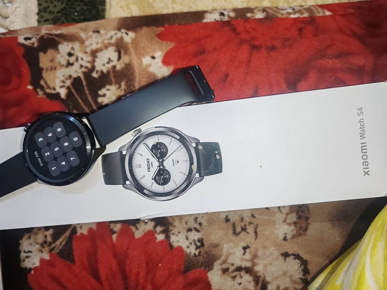 Xiaomi Watch S4 ( مقفل برمز )
البيع على واقع الحال كما هي موصوفة. الساعة مناسبة جداً لأصحاب محلات الصيانة، أو كقطع غيار أصلية (شاشة، بطارية، جرم)، أو لشخص يعرف طريقة تخطي القفل.

المواصفات التقنية (Xiaomi Watch S4):
​الشاشة: من نوع AMOLED بحجم 1.43 بوصة، تدعم ميزة (Always-on Display) وبسطوع يصل إلى 1200 nits (واضحة جداً تحت الشمس).
​الإطار المتغير: تتميز بإطار (Bezel) قابل للتبديل يغير شكل الساعة وواجهتها تلقائياً.
​النظام: تعمل بنظام شاومي الجديد HyperOS، وتدعم تشغيل التطبيقات بسلاسة عالية.
​البطارية: قوية جداً تصمد حتى 15 يوماً في الاستخدام العادي.
​المستشعرات:
​قياس نبضات القلب ونسبة الأكسجين في الدم بدقة عالية.
​دعم أكثر من 150 نمط رياضي.
​نظام GPS مزدوج التردد لتتبع المسارات بدقة.
​المقاومة: مقاومة للماء بمعيار 5ATM (تصلح للسباحة).
​ميزات إضافية: تدعم الاتصال (عبر البلوتوث)، الرد على الرسائل، والتحكم بالأجهزة الذكية.


**إذا كنت صاحب هذا الإعلان وتريد حذفه لأي سبب، رجاءا أرسل رسالة إلى الدعم الفني**