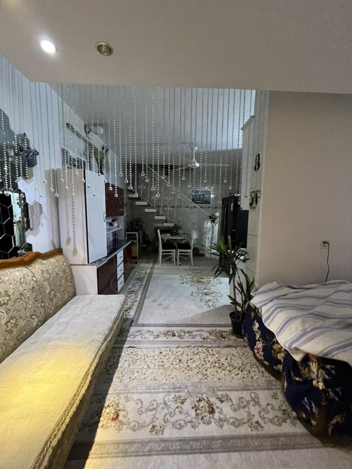 بيت طابو صرف مساحه 139 طابقين
موقع:- الإسكان خلف المسبح الإسباني 

يحتوي على:-
الطابق الاول/ صاله واسعه ، وهول، ومطبخ حار وبارد ، ومجمع صحيات ، وطارمه واسعه ( يوجد مدخلين من الطارمه واحد للهول واحد للصاله)

الطابق الثاني/ غرفة نوم ، وغرفة صغيره تنفع غرفة طفل او مخزن، ومشتمل كامل يحتوي على غرفة نوم واسعه ومطبخ واسعه ومجمع صحيات ودرج خارجي منفصل عن البيت ويوجد باب للمشتمل على داخل البيت ايضاً تحبون تلغوا وينفصل نهائي او تبقوا وطارمه صغيره.

- السعر 325 مليون

‭٠٧٨١ ٥٤١ ٢٣٢٣‬
