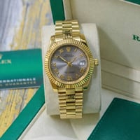 رمادي لامع • أرقام رومانية ذهبية • نافذة تاريخ ٣