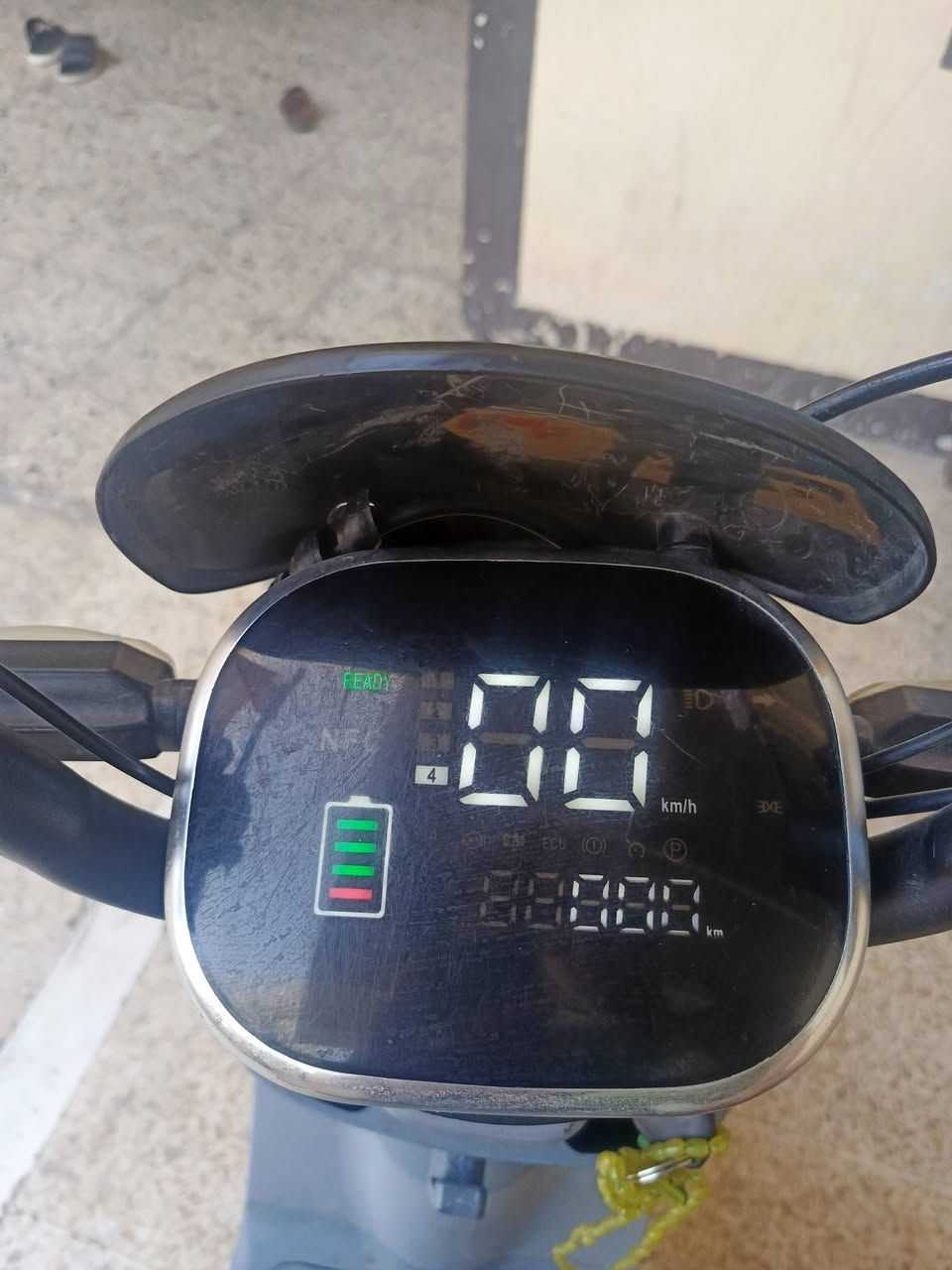 السلام عليكم دراجه شحن للبيع من شركة كوريا MR الدراجه نضيفه وكشن اسفنجي وصندوق مساحه كبيره الدراجه تجي اربع سرع واربع بطاريات
 اشاير يمين و يسار لايت شغال
 لايت خلفي شغال الدراجه كلشي
 بيه شغال مابيها اي عطل
 دراجه حلوه ونضيفه
 بسعر 250الف بيع مستعجل تواصل ***********
