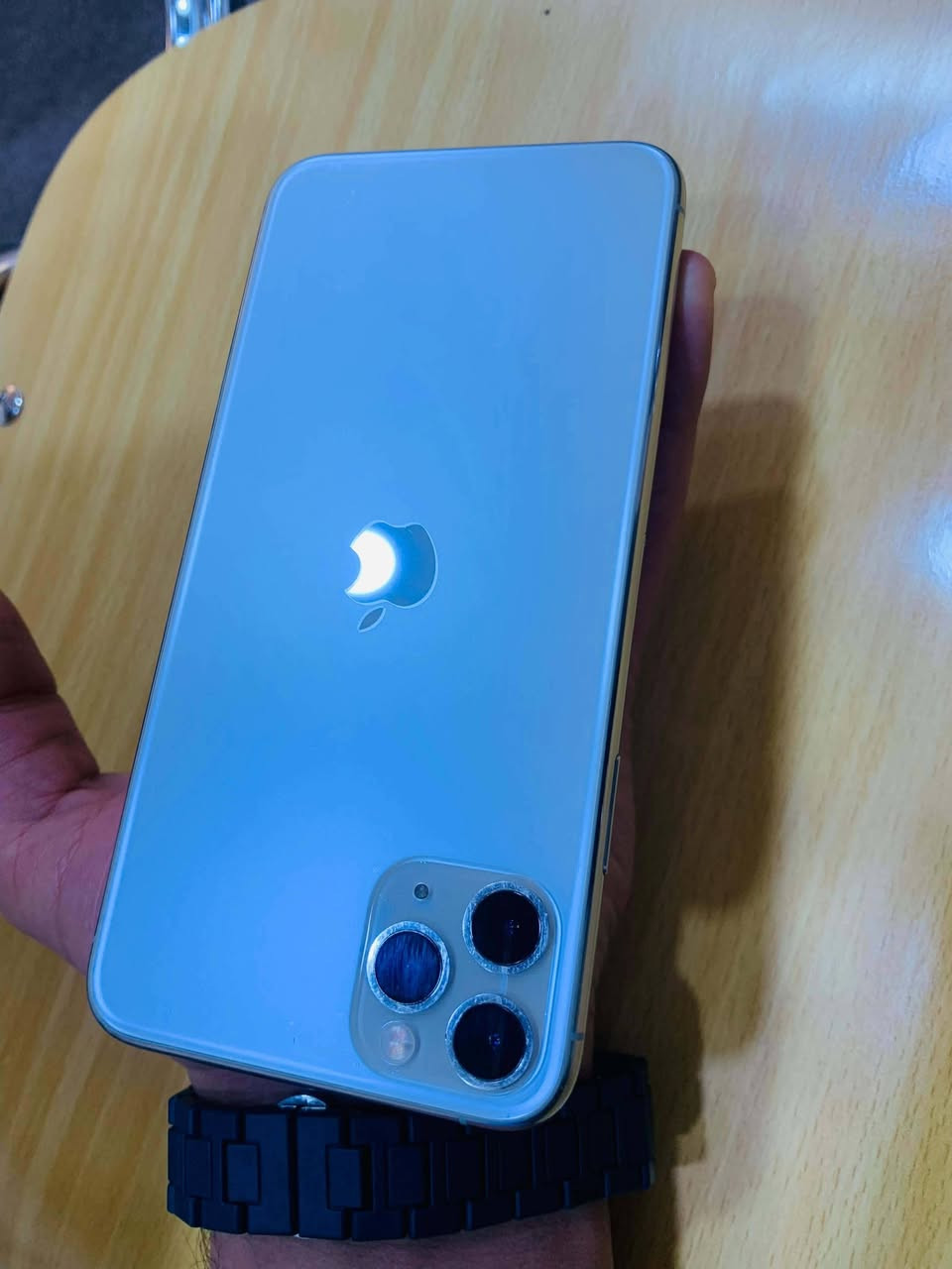 السلام عليكم مبايل iPhone 11 Pro Max للبيع  جهاز كله شغال و جديد علفحص مبدل شاشه فقط و الباقي مكفول ذاكره ٢٥٦  بطاريه 83 ابلاديه شرط لا معلايه و مبدله نموذج M الجهاز كامرات خط هزاز سماعه  كله شغال السعر ٢٧٥ و بيه مجال اكثر التصال على الرقم *********** مكاني نجف
