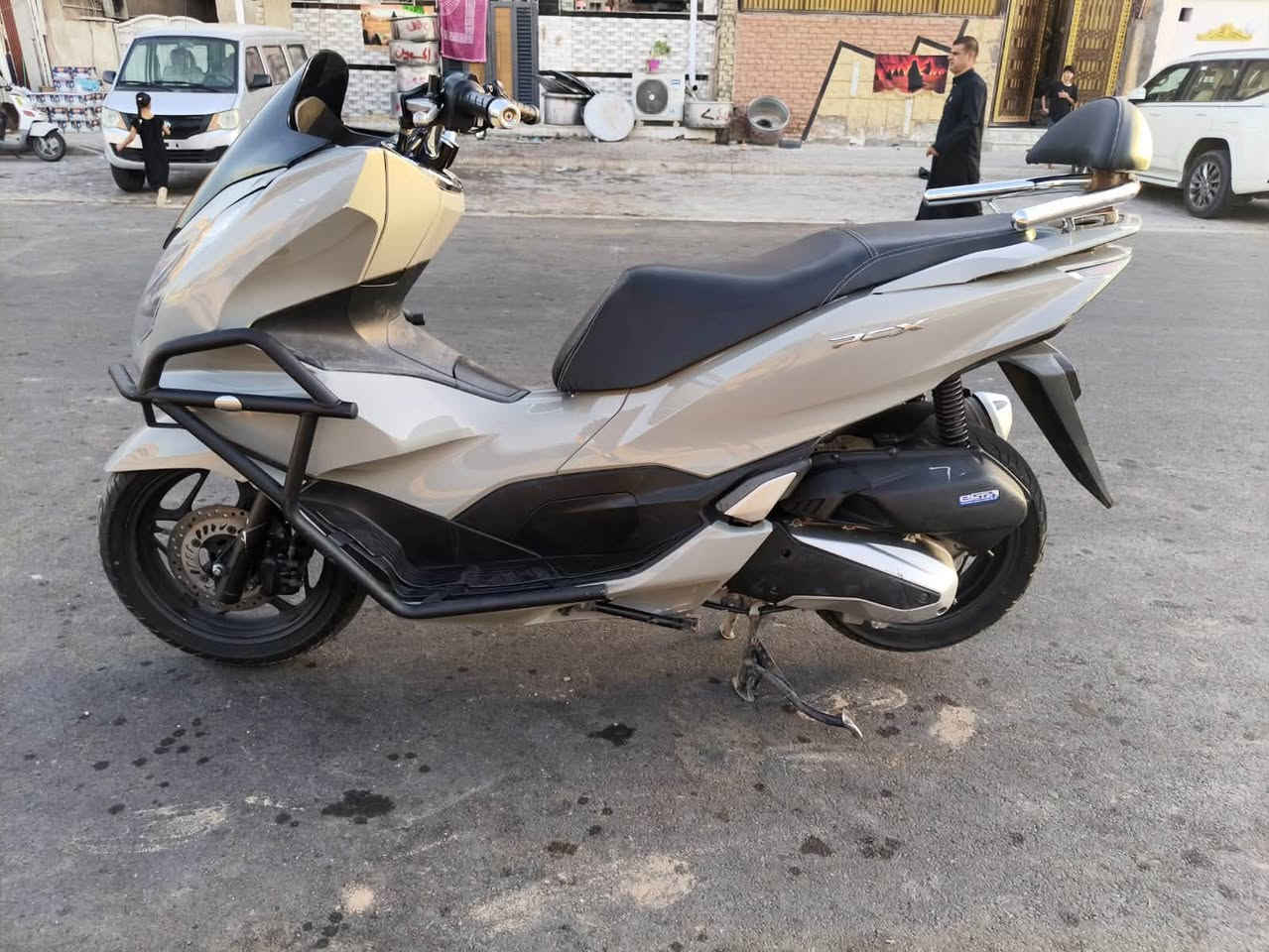 سلام عليكم
جيل رابع موديل ٢٠٢٢ 
لون مميز سمنتي 
دراجه جديده ماشيه ٤٣ ألف 
شرط الفحص مكينه ول كفر اجه بيها كوري 
نقص فقط حساس كيلو متر 
شرط مكينه خرسه
سعر ١٥ ونص ماكو هيج سعر 
بغداد حي البتول 
***********
