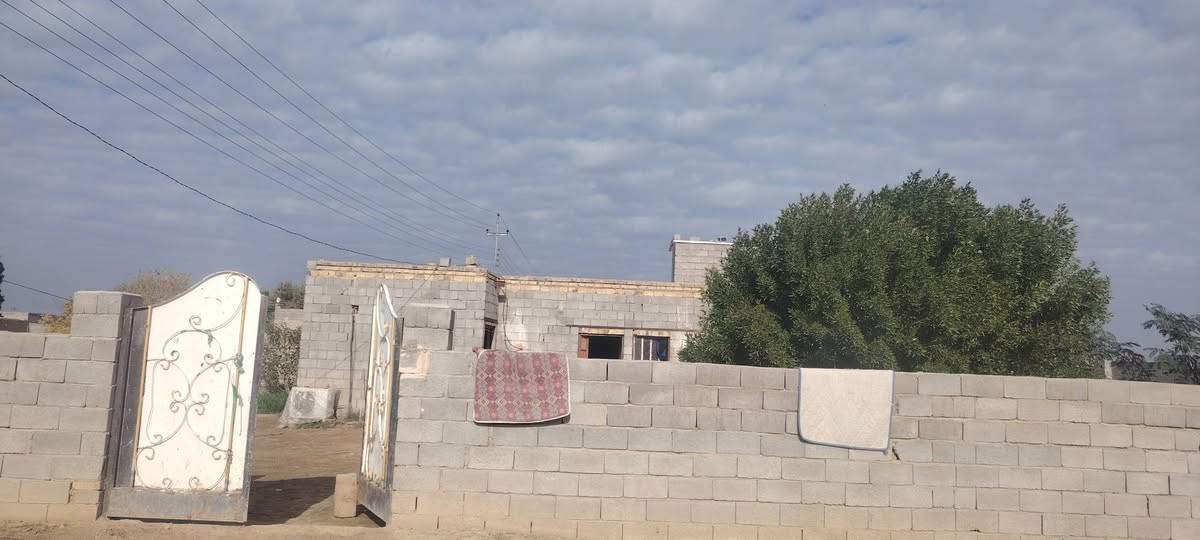 سلام عليكم لارض البيع 8دونم بيه ثلاث بيوت وربع حقول كلشي متوفر كل خدمات ماء كهربا تبليط  مكان بين القلعه ول عزير قريت جمشه  تواصل ***********0 واتساب
