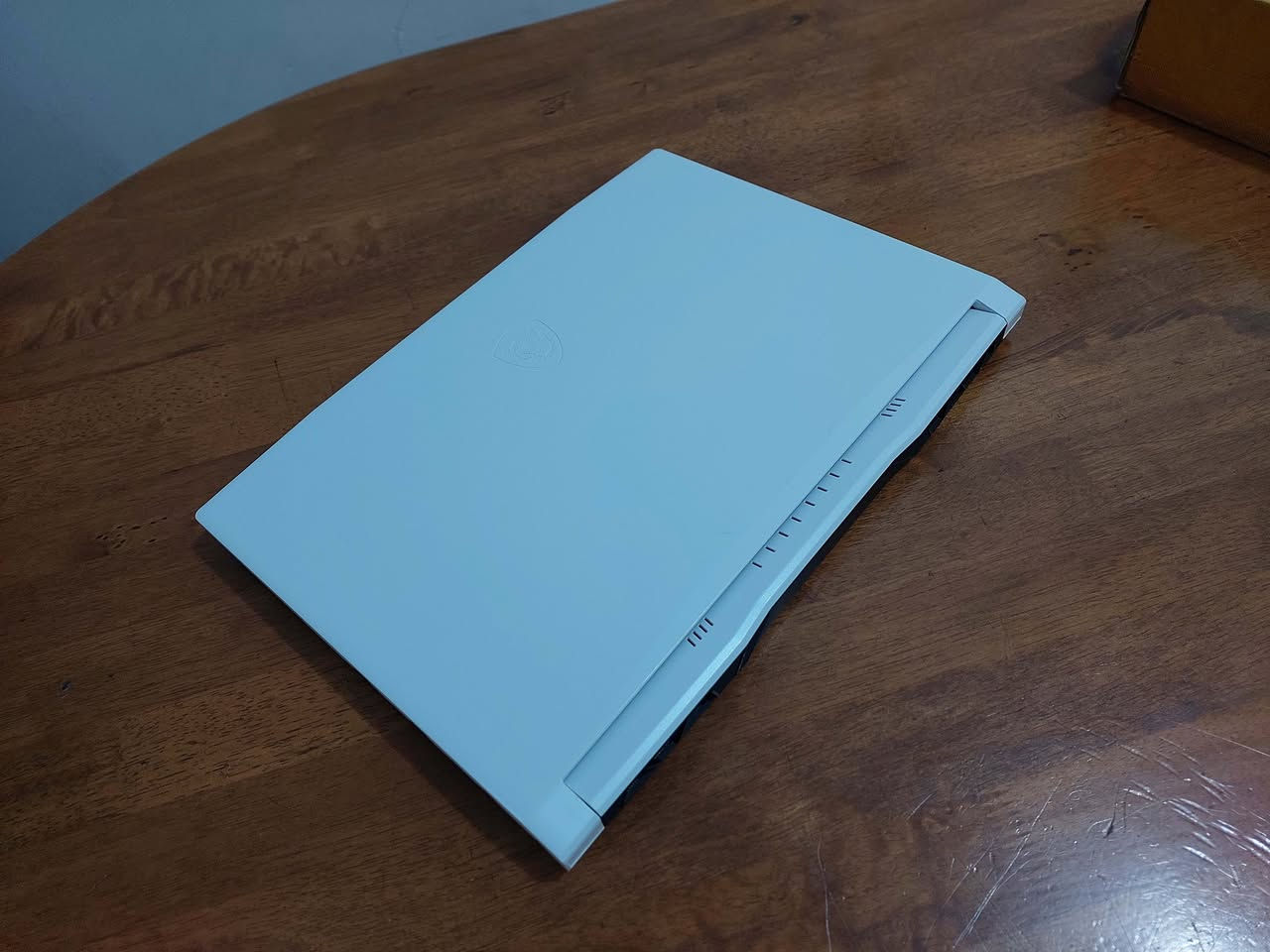 السلام عليكم ...لابتوب الالعاب والبرامج الهندسية القوية والتصميم والمونتاج ماركة  MSI بلون ابيض مميز جدا   .. كرت شاشة  خارجي منفصل من نيفيدا RTX4050  كرت الشاشة الخارجي المنفصل  6 كيكا والكلي 14 كيكا .... معالج قوي جدا  فئة H ( من اقوى فئات المعالجات)   كور اي  7  جيل  12   ... رام  حجم 16 كيكا   نوع  DDR5   ... شاشة حجم 15.6 تردد 144 هرتز دقة FULL HD  الوان طبيعية ...هارد نوع SSD حجم 512 كيكا ...... كيبورد ضوئي  ..اللابتوب نظيف  جدا كأنما جديد  سلم وشكلة روعة ..مكانه بغداد السعر  675$  للاتصال ***********  او  *********** (واتس)
