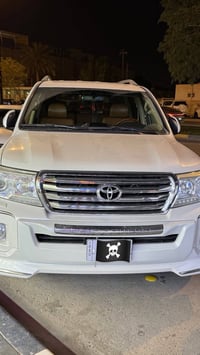 لاندكروز موديل 2014 ماشيه 180 شركة سردار كفاله عامه بدون صبغ وضربه حتى...