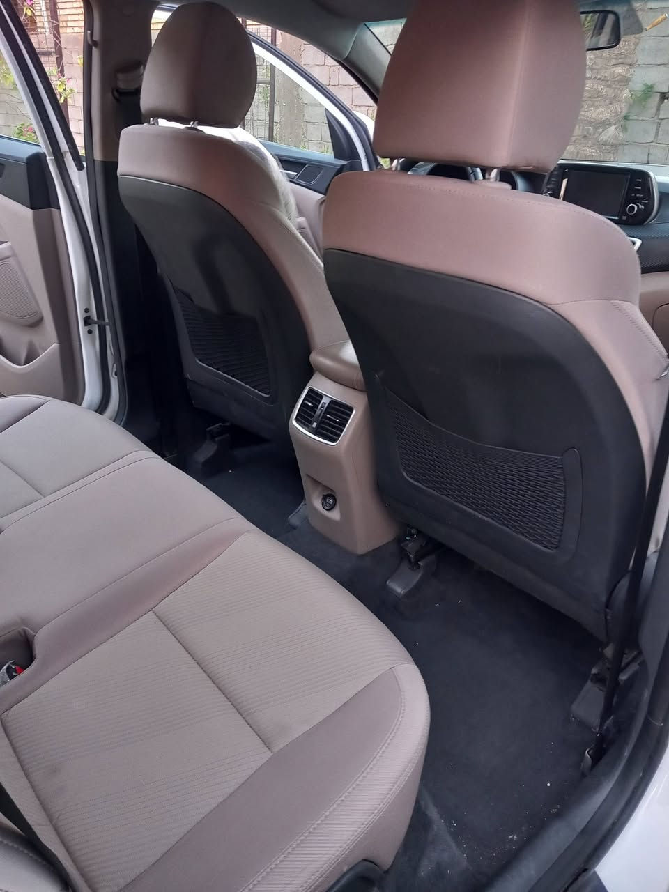 توسان خليجي موديل ٢٠٢٠ شركة كاصد الون ابيض مواصفات
كشنات كهرباء الاماميات
قطعتين تبريد 
٥ ويل كب
بيها ٣ قطع صبغ خارجي بدون ضرر شواصي
السعر ١٧٠ $
وبيها مجال
الاستفسار الاتصال 
*********** واتساب
***********
