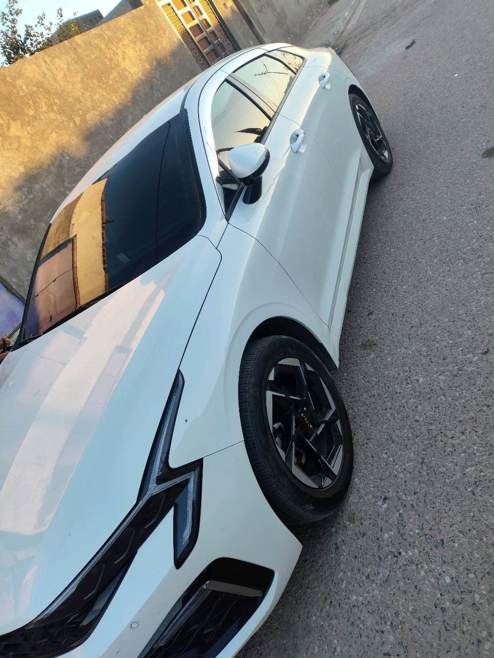 كيه فايف موديل 2024 وراد كوري فول مواصفات ماعده فتحه غاز بلاد محرك الفين دوش سياره كفاله لون ابيض صدفي لوم مميز بدون رقم بصره تسجل جميل محافظات ماعده لإقليم 
سياره ممشى 80  مكاني بصره  علمن وكيل كل محافظة عندي بصم 