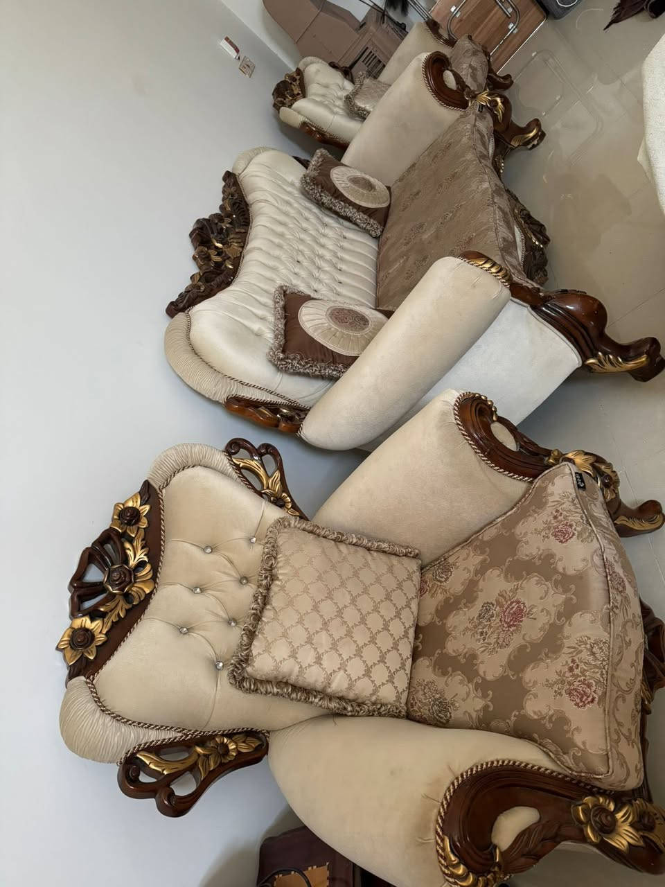 تخم ١٠ نفرات خشب ثقيل ، مقاعد و ارضيات التخم متحركة وتحتوي سحاب لسهولة الغسل ، مع طبلة وسطية مربعة ثقيلة قيمته ٥ مليون و سعر البيع مليون واحد فقط وبي مجال بسيط 
الموقع النجف


**إذا كنت صاحب هذا الإعلان وتريد حذفه لأي سبب، رجاءا أرسل رسالة إلى الدعم الفني**