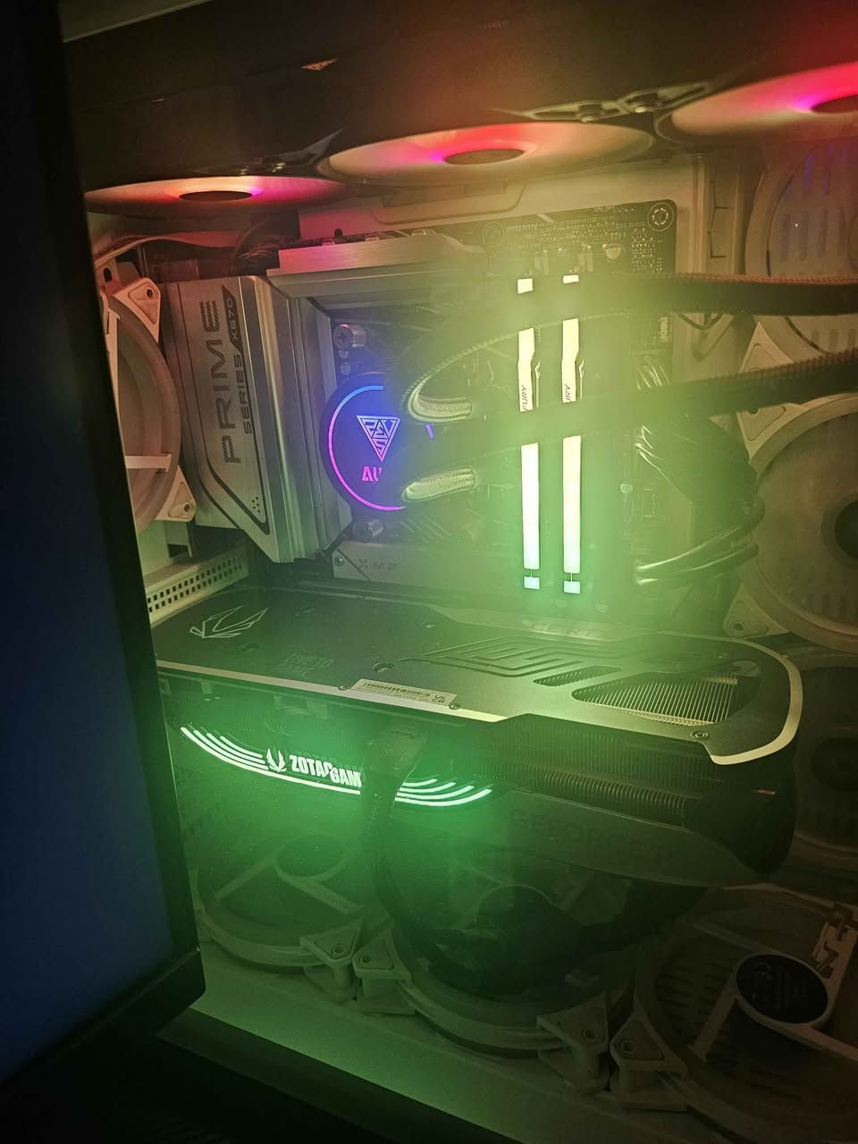 السلام عليكم
أعرض للبيع تجميعة ألعاب احترافية قوية جدًا، للاستخدام الشخصي، تقدّم أداء عالي على دقة 2K للألعاب والبرامج الثقيلة.

المواصفات التقنية:
المعالج: AMD Ryzen 7 7700X
كرت الشاشة: NVIDIA RTX 4070 ZOTAC
اللوحة الأم: ASUS PRIME X670-P
الذاكرة: 32GB T-Force DDR5 (2×16) 5200MHz
التخزين: 2TB M.2 NVMe SSD
التبريد: مبرد مائي GAMDIAS بقياس 360mm
مزود الطاقة: ESGAMING 850W 80+ فول موديولار
الكيس: Xigmatek Aquarius Plus أبيض – ATX

🖥️ الشاشة:
Samsung Odyssey G5 – قياس 27 إنج
دقة 2K (QHD)
165Hz | 1ms

🎮 الإكسسوارات (مشمولة كاملة):
لوحة مفاتيح Redragon Yama K550
ماوس Logitech G502 Hero
سماعة رأس HyperX Cloud II
جويستك بلايستيشن 4 (أصلي)
جويستك بلايستيشن 5 (أصلي)
جويستك اكس بوكس احترافي
مقعد شاحن بلي 5
حامل جوستيكات
جهاز UPS K-Star 2600AV
طاولة ألعاب RGB بطول 120 سم
كرسي كيمك

مكاني بغداد /بغداد جديدة /لأمين ثانية
توصيل موجود  عندي حتة باقي محافظات او يجي للبيت ياخذها كل هلة بيه 

تواصل على ماسنجر او وتساب 
رقم هاتف *********** بغداد, العراق
