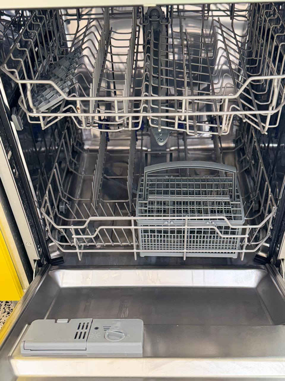 السلام عليكم
غسالة صحون
 
نوعية الحافظ 

مستخدمة كلش قليل 

نضافتها 100‎%‎ 

السعر 350
 
للاستفسار 
***********
