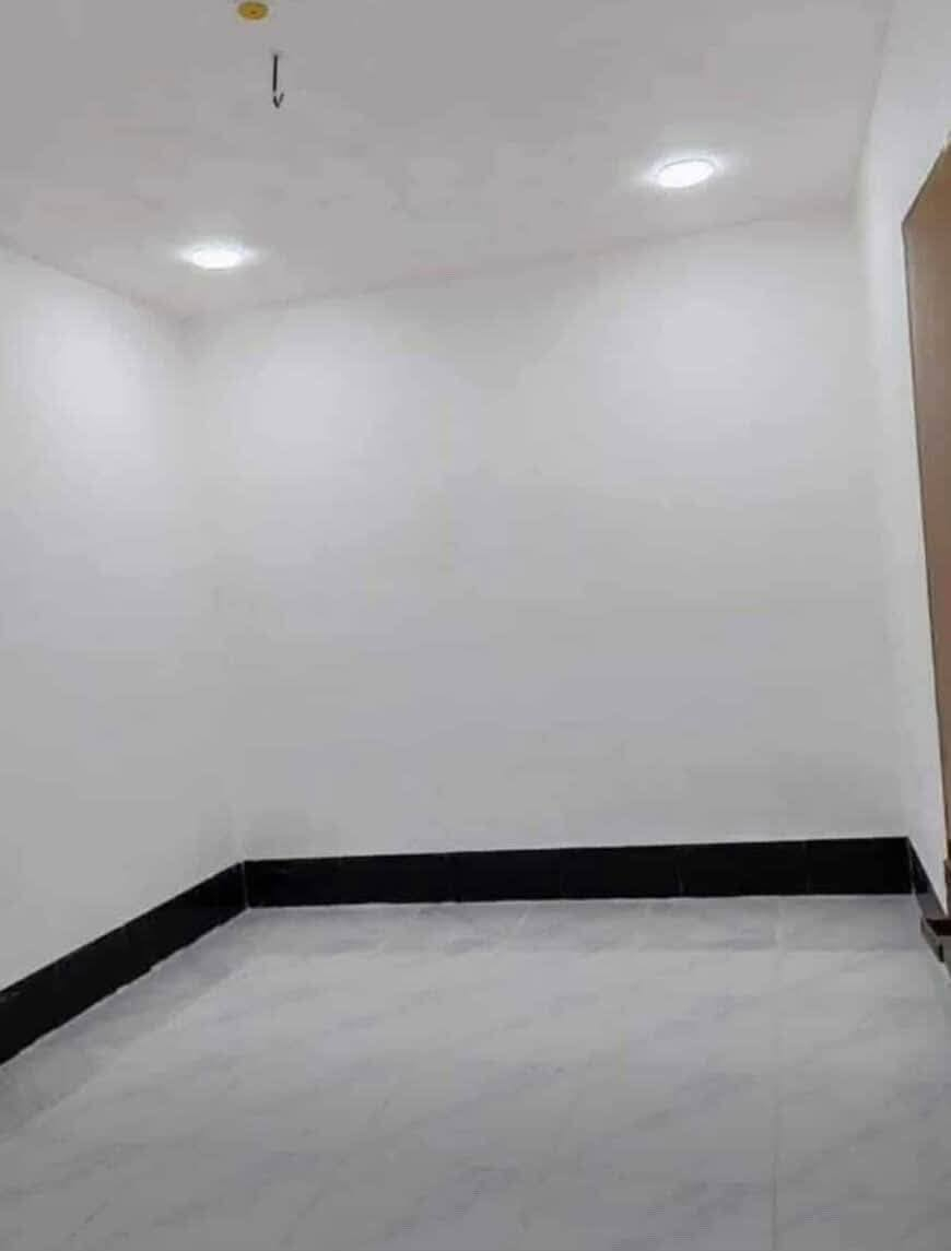 @إشارة بيت للأيجار.
130 م الايجار 325 الف او 300 اذا عائله زغيره 
مقابل ملحق الغدير 
 غرفتين ومطبخ مفتوح ع لصاله واستقبال وصحيات 

*********** راسلوني واتساب
