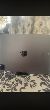 ايباد 11 M3 ذاكره 256 ايباد مامفتوح  فقط خط بل شاشه صاير وما مبين + دك...