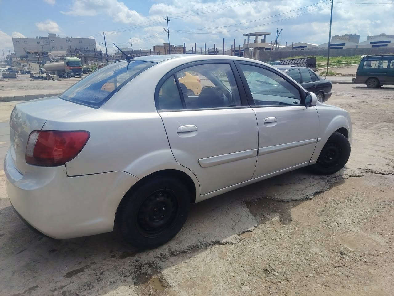 كيه ريو ٢٠١٠  سياره صبغ عام جانت تكسي ونصبغت خصوصي ضررها برأس الجاملغ فقط
كير مكينه شرط 
تبريد تدفئه
كلشي موضح بل فيديو
***********
سعرها ٧٨ ورقه سياره جاهزه على آخر حبه
