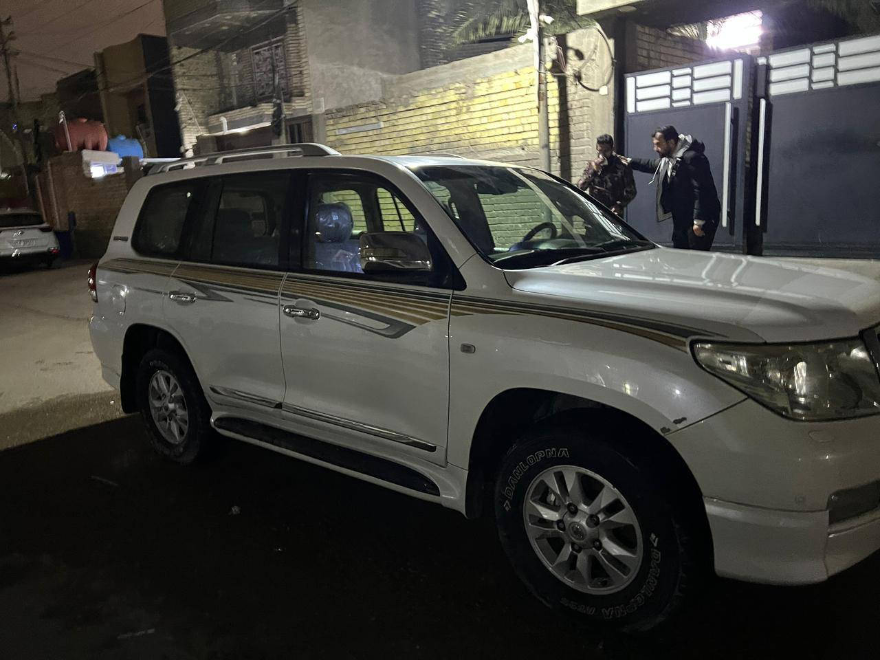 لاند كروز موديل 2010
 فول مواصفات مواصفات VX.R محرك 8 سلندر السيارة بدون حادث ونظيفة ماشية 400 الف

دفع رباعي
كير أوتوماتيك
فتحة سقف
كشنات جلد كهرباء
تحكم ستيرن
شاشة
كاميرا خلفية
حساسات

رقم صاحب السيارة
***********
