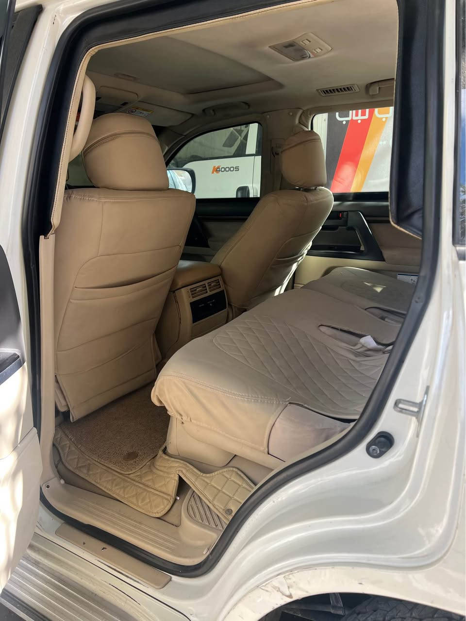 السلام عليكم 
لاندكروز 2020  
8 سلندر كاز كاز مصفح 
السياره مكفوله ما عدا شبر بالباب الخلفي موجود بالصور والدعاميان صبغ رقم بصره مكان السياره بغداد الاتصال عل الهاتف 
*********** بغداد, العراق
