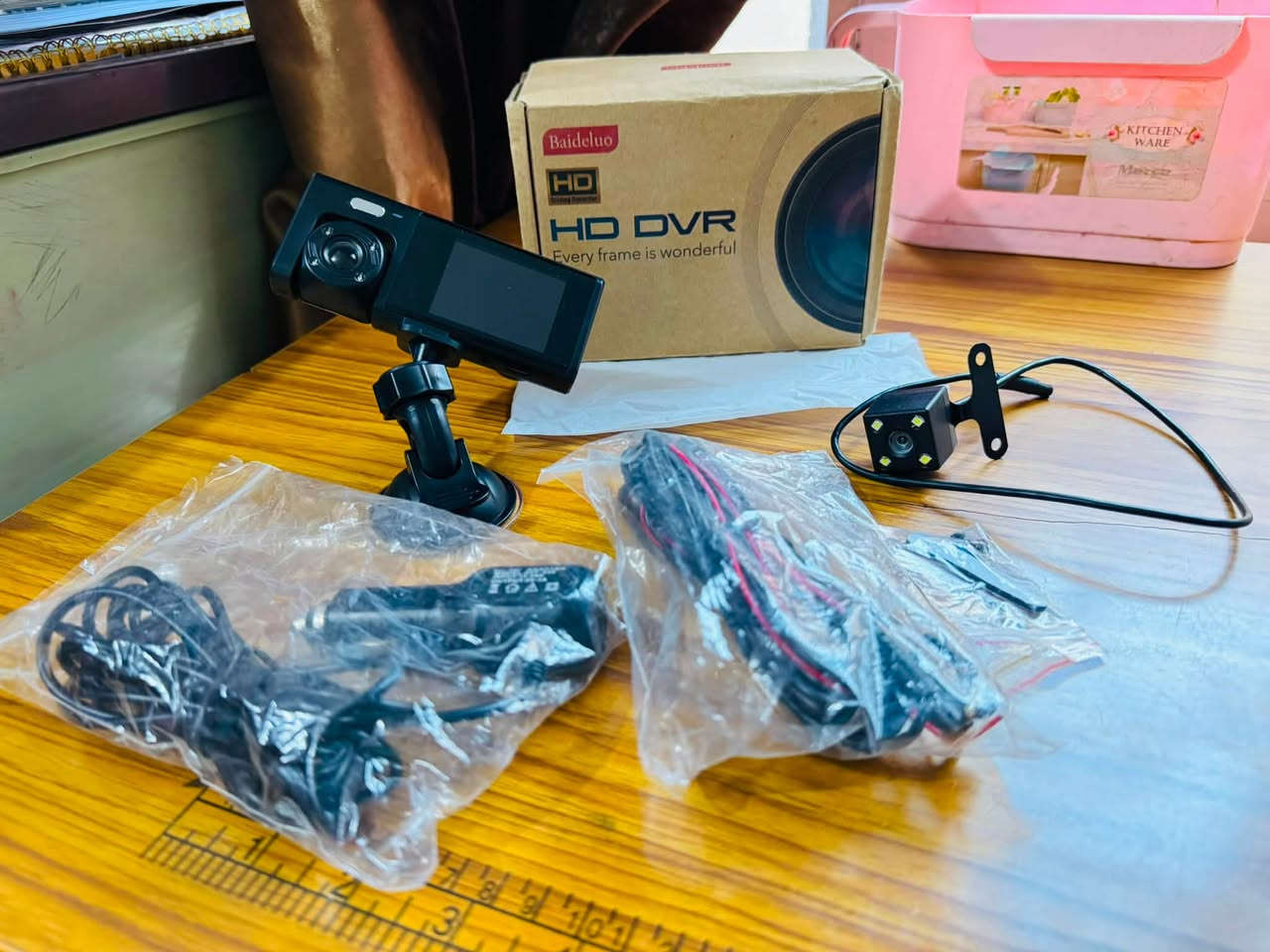 متاح كامرة داشكام  تصور 3 كامرات امامية خلفية داخل  السيارات صورة وصوت بدقة HD DVR اصلية ما مستخدمة فقط يومين  كامل ملحقاتهة كامرة تربط بل صندوك ++رام 32  كيكة   
‏***********
